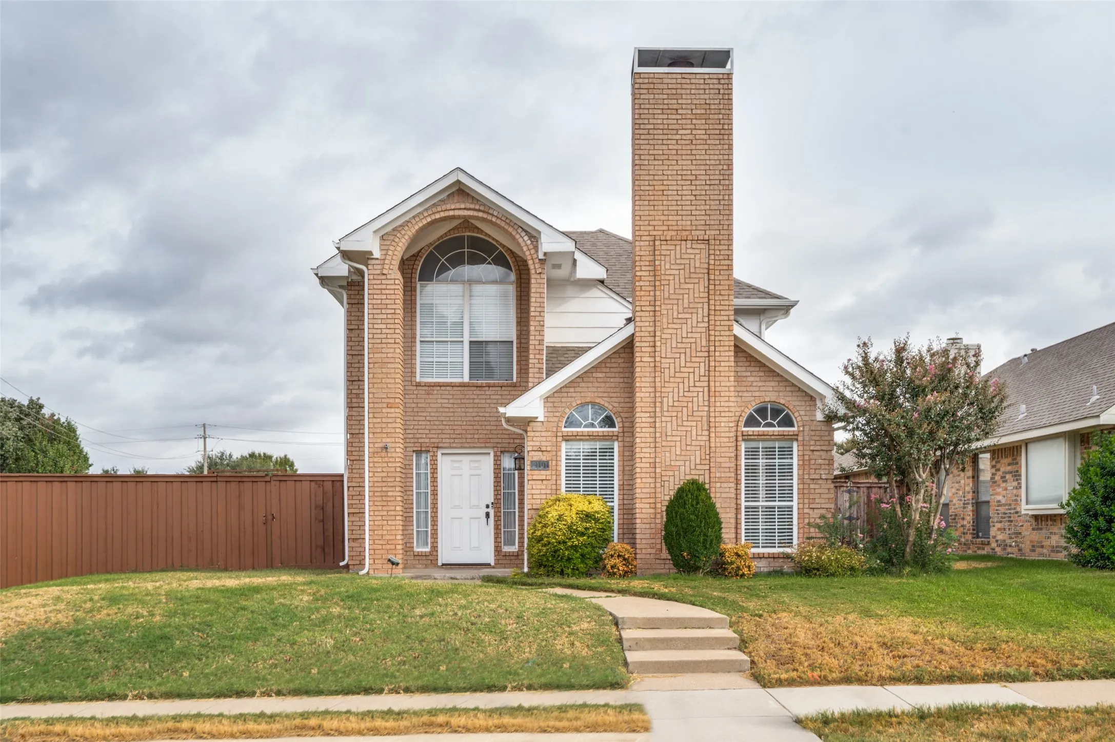 Single Family Residence For Rent in Denton County , 2101 Falcon Ridge Drive, Carrollton, Texas 75010, 3 Bedroom, 3 Bathroom, 2 Garage spaces, 1,808 Sqft, built in 1990, mls#21402139, Real Estate Agent in Carrollton, Homes For Rent in Denton county, Homes For Rent in Carrollton, Realtor in Carrollton Texas, Real Estate Brokerage Independent Realty Texas, Luminita Cordes Realtor