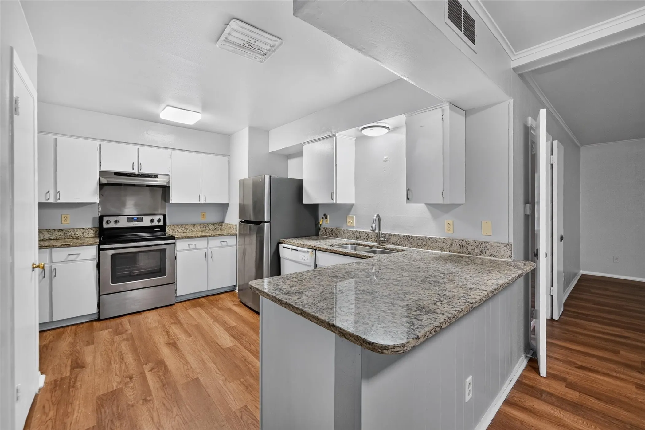 Duplex For Rent in Dallas County , 7948 Habersham Lane, Dallas, Texas 75248, 3 Bedroom, 2 Bathroom, 2 Garage spaces, 2,966 Sqft, built in 1966, mls#21402600, Real Estate Agent in Dallas, Homes For Rent in Dallas county, Homes For Rent in Dallas, Realtor in Dallas Texas, Real Estate Brokerage Independent Realty Texas, Luminita Cordes Realtor