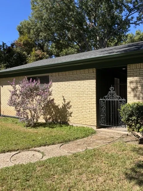 Breezeway Gate