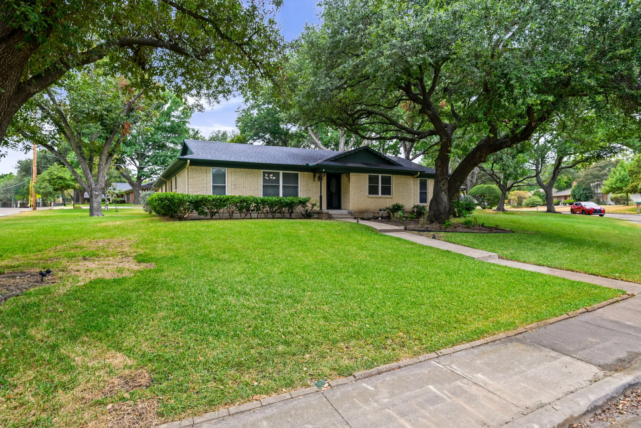 Single Family Residence For Sale in Collin County , 2630 Briarcove Drive, Plano, Texas 75074, 3 Bedroom, 2 Bathroom, 2 Garage spaces, 1,783 Sqft, built in 1968, mls#21400577, Real Estate Agent in Plano, Homes For Sale in Collin county, Homes For Sale in Plano, Realtor in Plano Texas, Real Estate Brokerage Independent Realty Texas, Luminita Cordes Realtor
