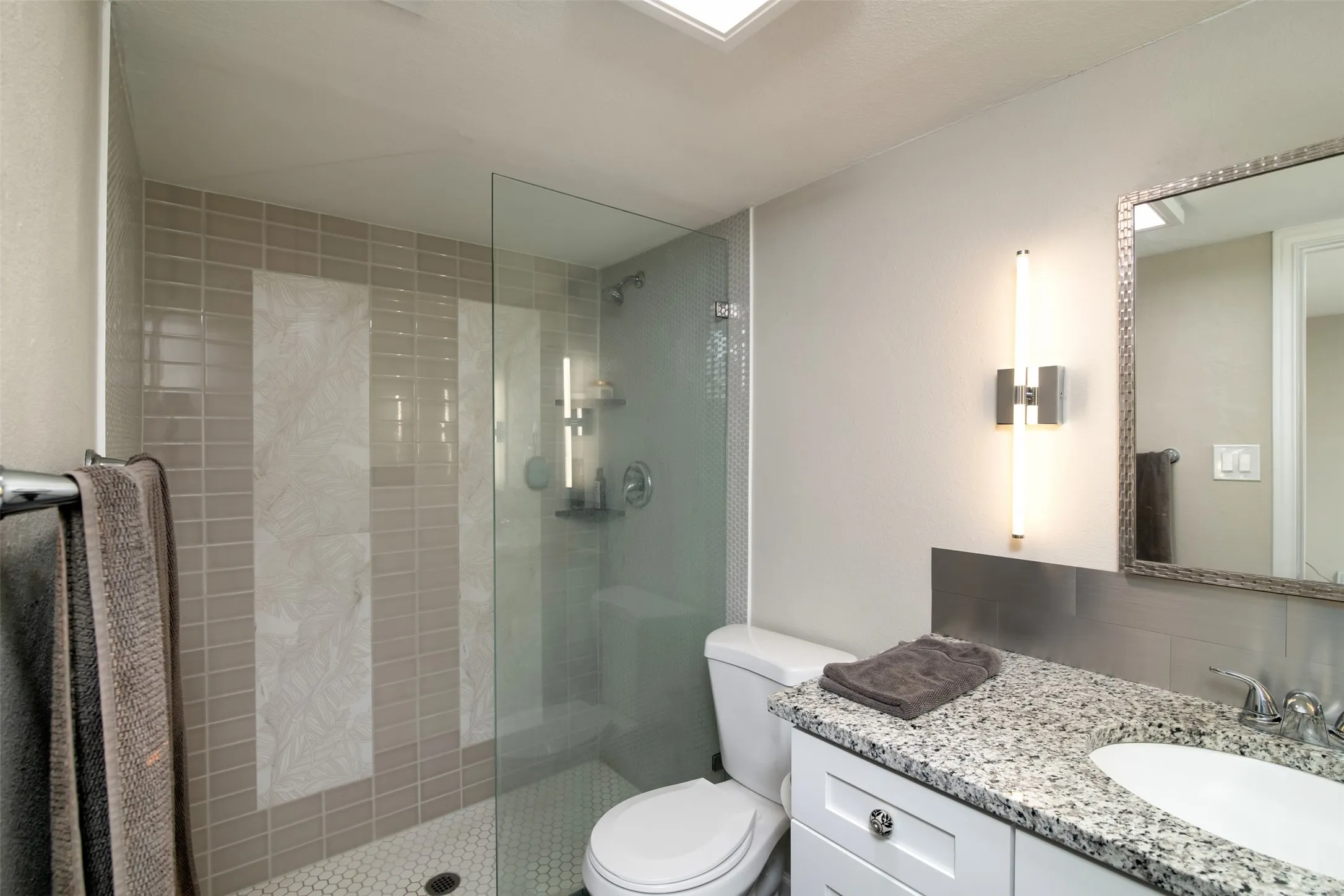 Condominium For Rent in Dallas County , 15924 Coolwood Drive 1039, Dallas, Texas 75248, 2 Bedroom, 3 Bathroom, Garage spaces, 1,376 Sqft, built in 1968, mls#21402588, Real Estate Agent in Dallas, Homes For Rent in Dallas county, Homes For Rent in Dallas, Realtor in Dallas Texas, Real Estate Brokerage Independent Realty Texas, Luminita Cordes Realtor