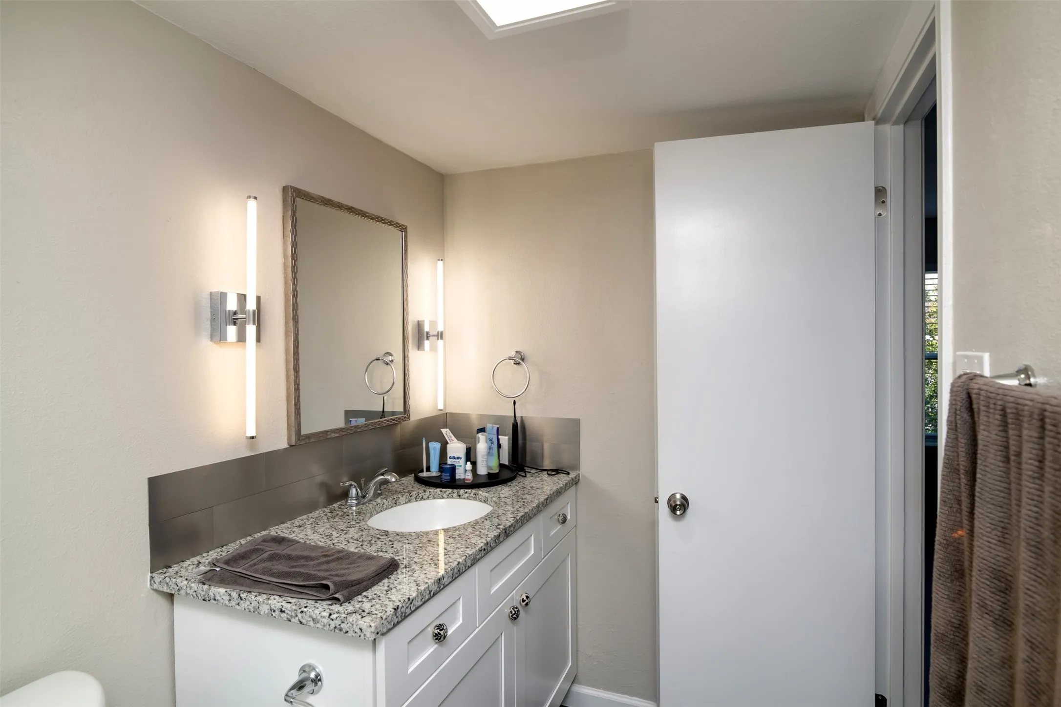 Condominium For Rent in Dallas County , 15924 Coolwood Drive 1039, Dallas, Texas 75248, 2 Bedroom, 3 Bathroom, Garage spaces, 1,376 Sqft, built in 1968, mls#21402588, Real Estate Agent in Dallas, Homes For Rent in Dallas county, Homes For Rent in Dallas, Realtor in Dallas Texas, Real Estate Brokerage Independent Realty Texas, Luminita Cordes Realtor