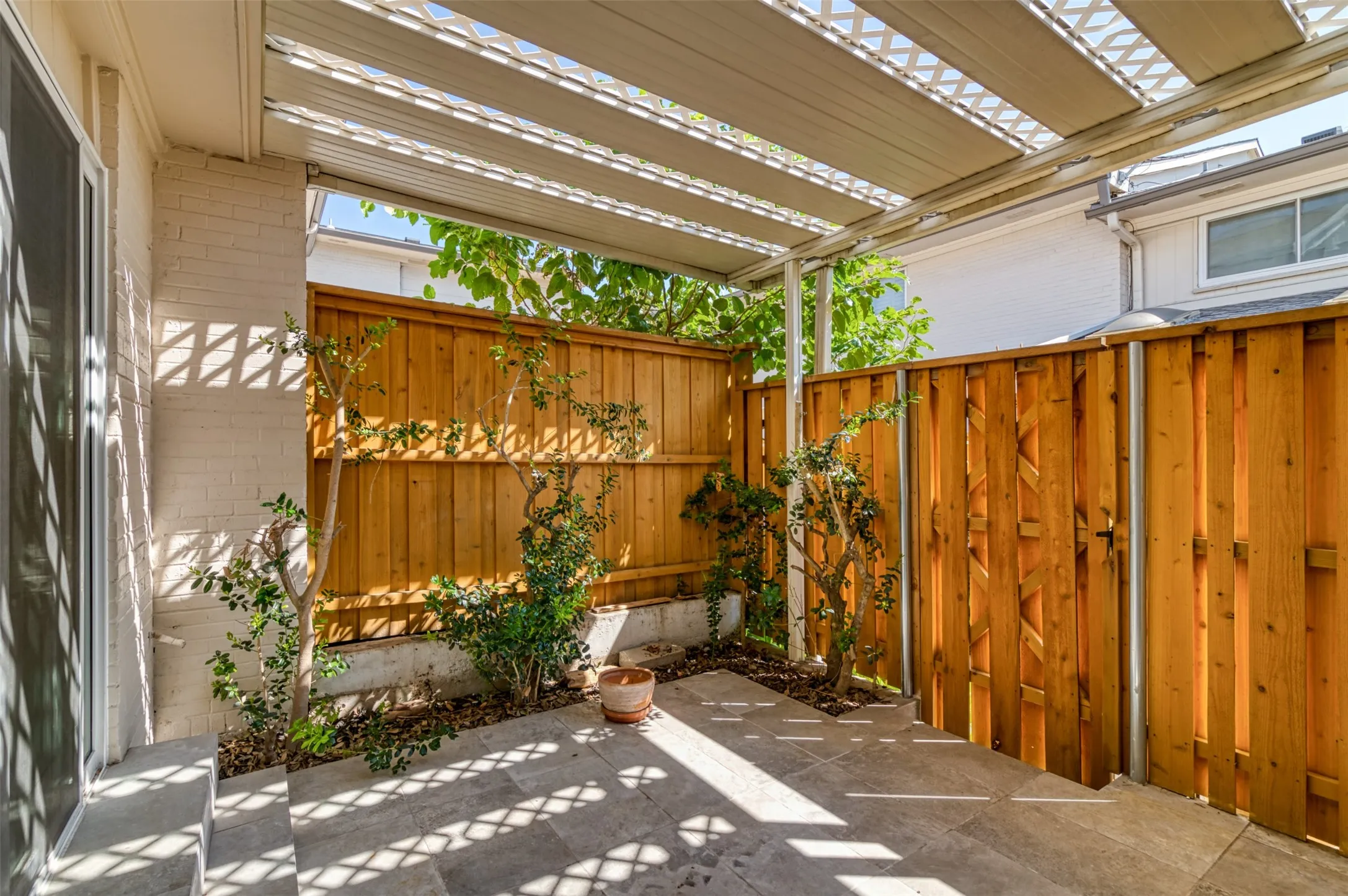 Condominium For Rent in Dallas County , 15924 Coolwood Drive 1039, Dallas, Texas 75248, 2 Bedroom, 3 Bathroom, Garage spaces, 1,376 Sqft, built in 1968, mls#21402588, Real Estate Agent in Dallas, Homes For Rent in Dallas county, Homes For Rent in Dallas, Realtor in Dallas Texas, Real Estate Brokerage Independent Realty Texas, Luminita Cordes Realtor