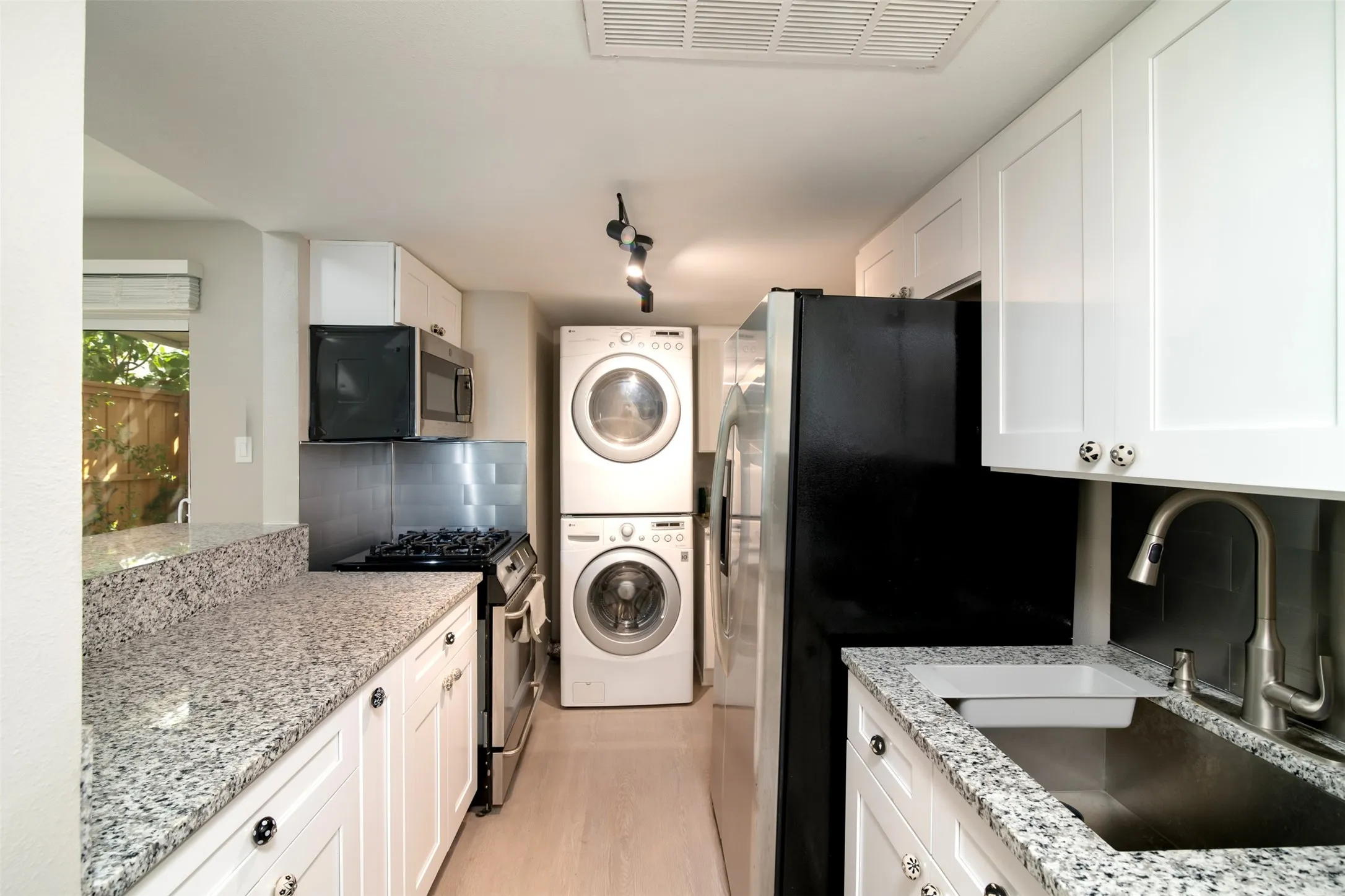 Condominium For Rent in Dallas County , 15924 Coolwood Drive 1039, Dallas, Texas 75248, 2 Bedroom, 3 Bathroom, Garage spaces, 1,376 Sqft, built in 1968, mls#21402588, Real Estate Agent in Dallas, Homes For Rent in Dallas county, Homes For Rent in Dallas, Realtor in Dallas Texas, Real Estate Brokerage Independent Realty Texas, Luminita Cordes Realtor