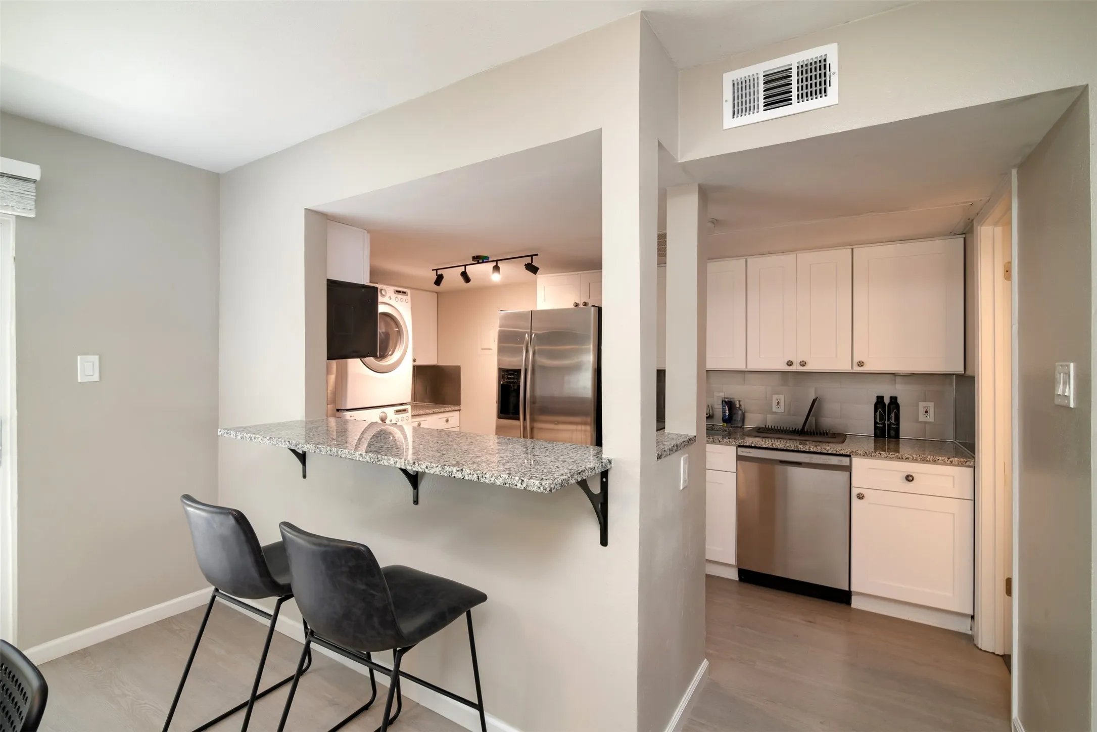 Condominium For Rent in Dallas County , 15924 Coolwood Drive 1039, Dallas, Texas 75248, 2 Bedroom, 3 Bathroom, Garage spaces, 1,376 Sqft, built in 1968, mls#21402588, Real Estate Agent in Dallas, Homes For Rent in Dallas county, Homes For Rent in Dallas, Realtor in Dallas Texas, Real Estate Brokerage Independent Realty Texas, Luminita Cordes Realtor