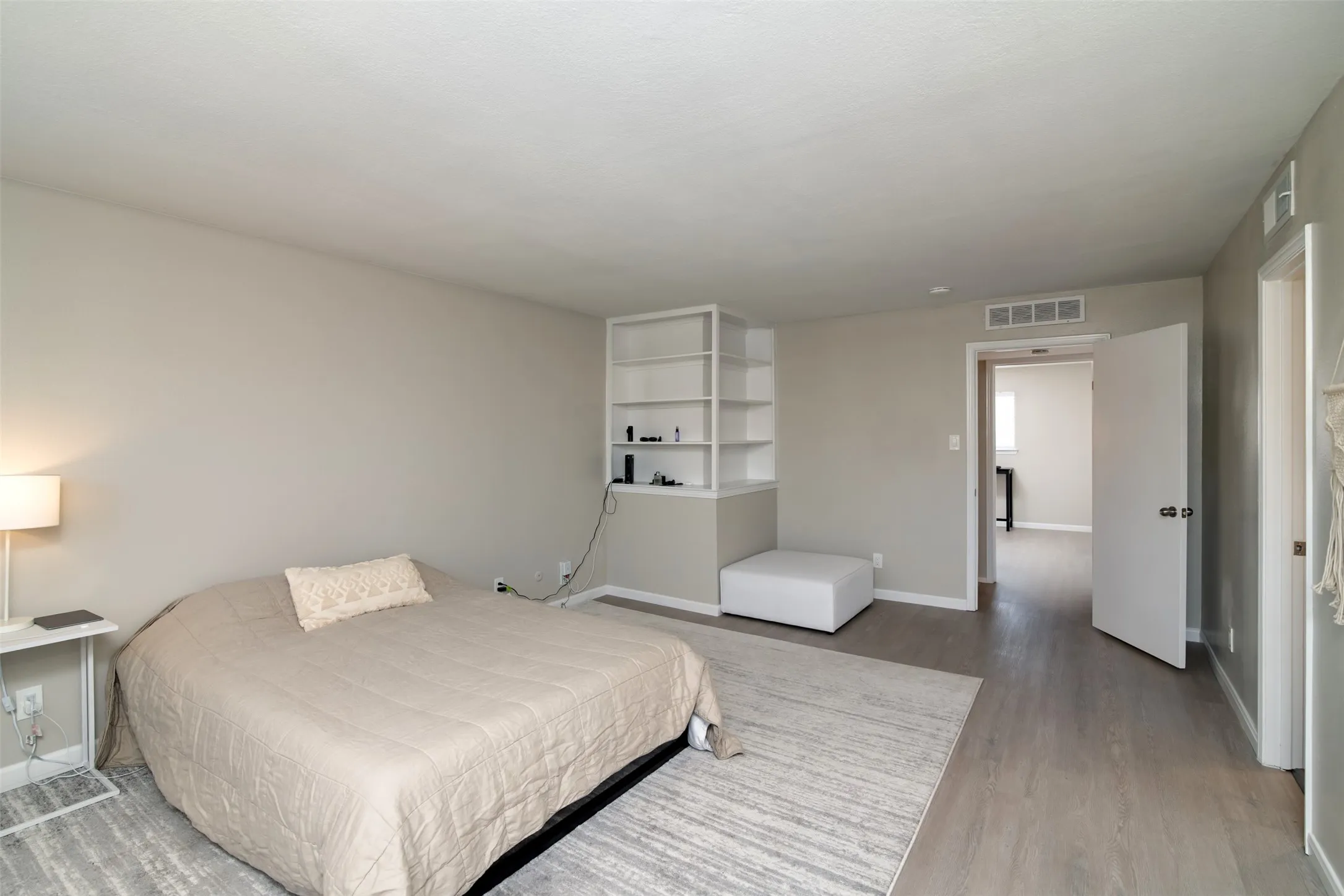 Condominium For Rent in Dallas County , 15924 Coolwood Drive 1039, Dallas, Texas 75248, 2 Bedroom, 3 Bathroom, Garage spaces, 1,376 Sqft, built in 1968, mls#21402588, Real Estate Agent in Dallas, Homes For Rent in Dallas county, Homes For Rent in Dallas, Realtor in Dallas Texas, Real Estate Brokerage Independent Realty Texas, Luminita Cordes Realtor