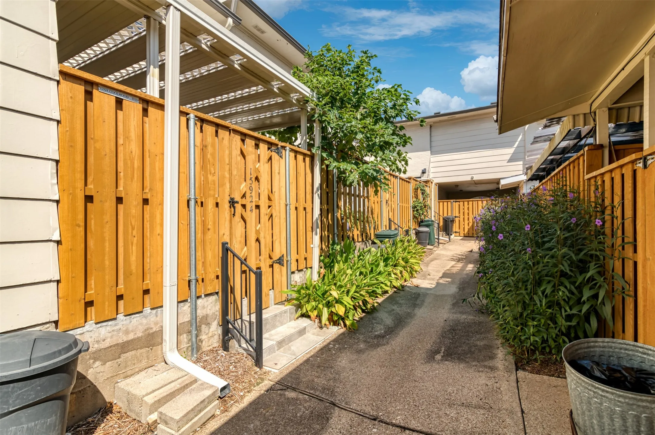 Condominium For Rent in Dallas County , 15924 Coolwood Drive 1039, Dallas, Texas 75248, 2 Bedroom, 3 Bathroom, Garage spaces, 1,376 Sqft, built in 1968, mls#21402588, Real Estate Agent in Dallas, Homes For Rent in Dallas county, Homes For Rent in Dallas, Realtor in Dallas Texas, Real Estate Brokerage Independent Realty Texas, Luminita Cordes Realtor