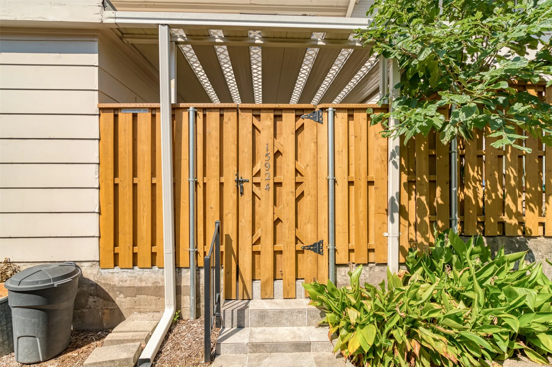Condominium For Rent in Dallas County , 15924 Coolwood Drive 1039, Dallas, Texas 75248, 2 Bedroom, 3 Bathroom, Garage spaces, 1,376 Sqft, built in 1968, mls#21402588, Real Estate Agent in Dallas, Homes For Rent in Dallas county, Homes For Rent in Dallas, Realtor in Dallas Texas, Real Estate Brokerage Independent Realty Texas, Luminita Cordes Realtor