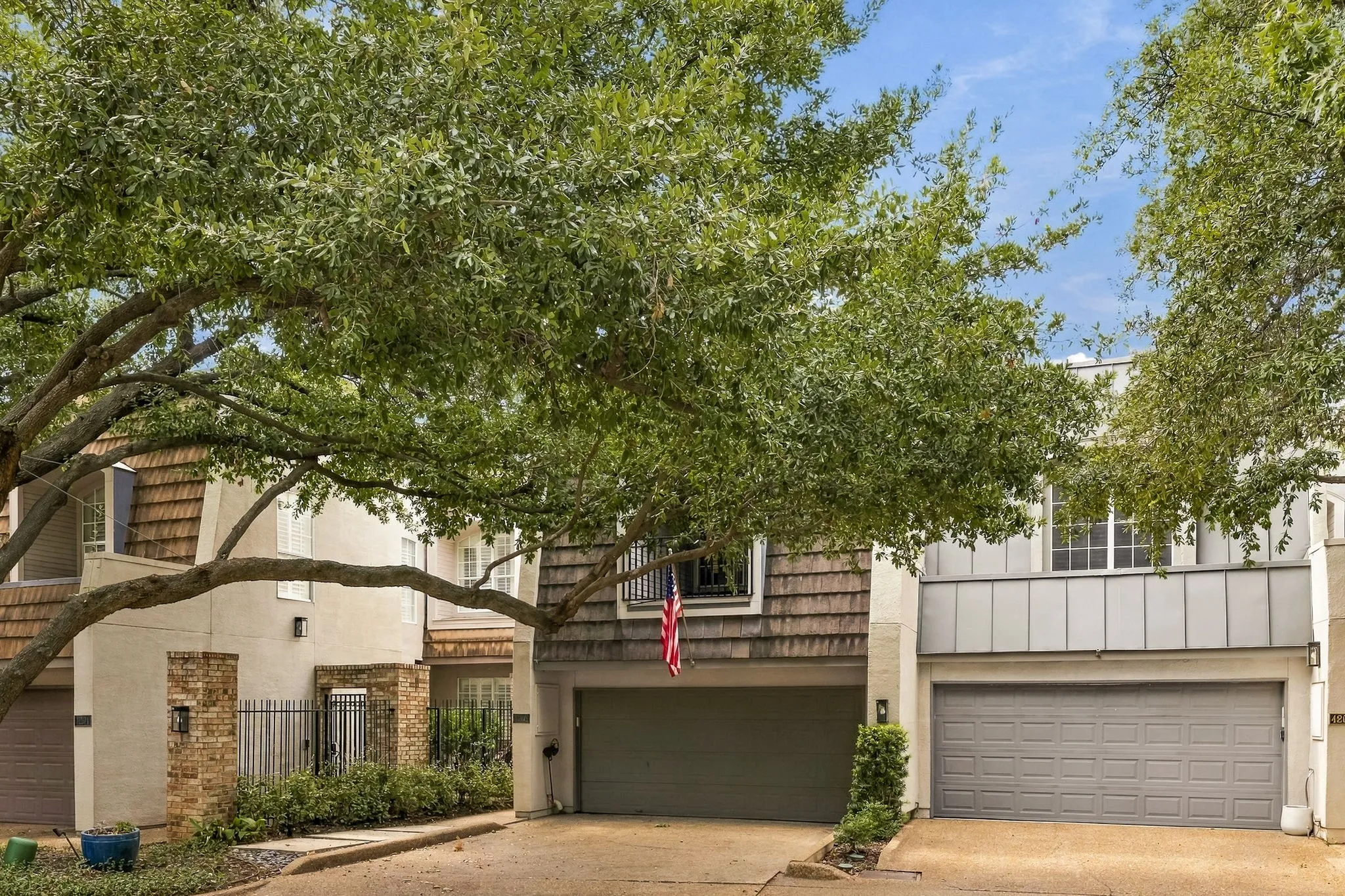 Townhouse For Sale in Dallas County , 4205 Tomberra Way, Dallas, Texas 75220, 3 Bedroom, 3 Bathroom, 2 Garage spaces, 2,718 Sqft, built in 1994, mls#21402606, Real Estate Agent in Dallas, Homes For Sale in Dallas county, Homes For Sale in Dallas, Realtor in Dallas Texas, Real Estate Brokerage Independent Realty Texas, Luminita Cordes Realtor
