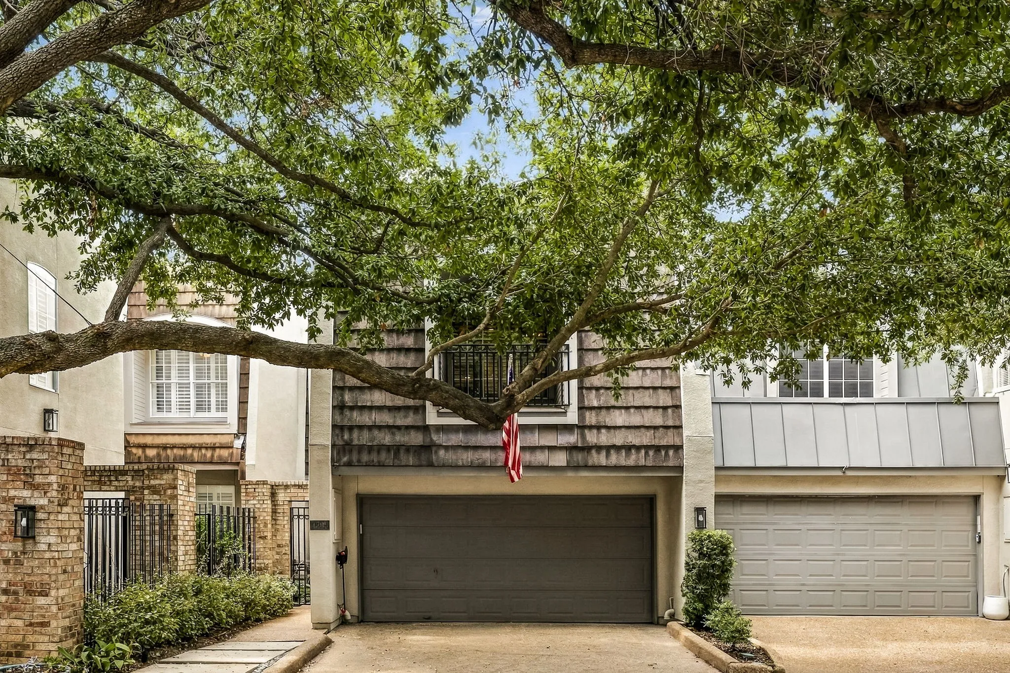 Townhouse For Sale in Dallas County , 4205 Tomberra Way, Dallas, Texas 75220, 3 Bedroom, 3 Bathroom, 2 Garage spaces, 2,718 Sqft, built in 1994, mls#21402606, Real Estate Agent in Dallas, Homes For Sale in Dallas county, Homes For Sale in Dallas, Realtor in Dallas Texas, Real Estate Brokerage Independent Realty Texas, Luminita Cordes Realtor
