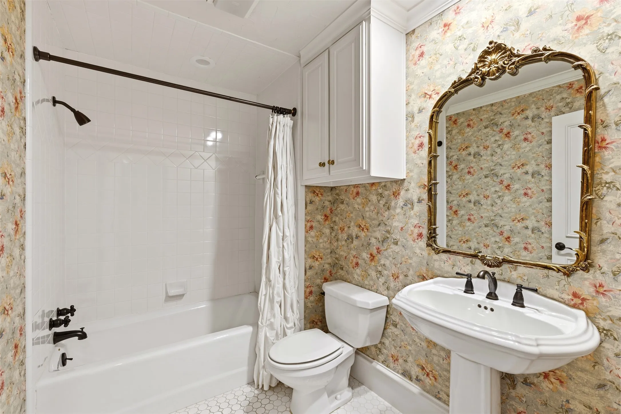 Single Family Residence For Rent in Dallas County , 3909 Greenbrier Drive, University Park, Texas 75225, 5 Bedroom, 5 Bathroom, 2 Garage spaces, 5,652 Sqft, built in 1982, mls#21402137, Real Estate Agent in University Park, Homes For Rent in Dallas county, Homes For Rent in University Park, Realtor in University Park Texas, Real Estate Brokerage Independent Realty Texas, Luminita Cordes Realtor