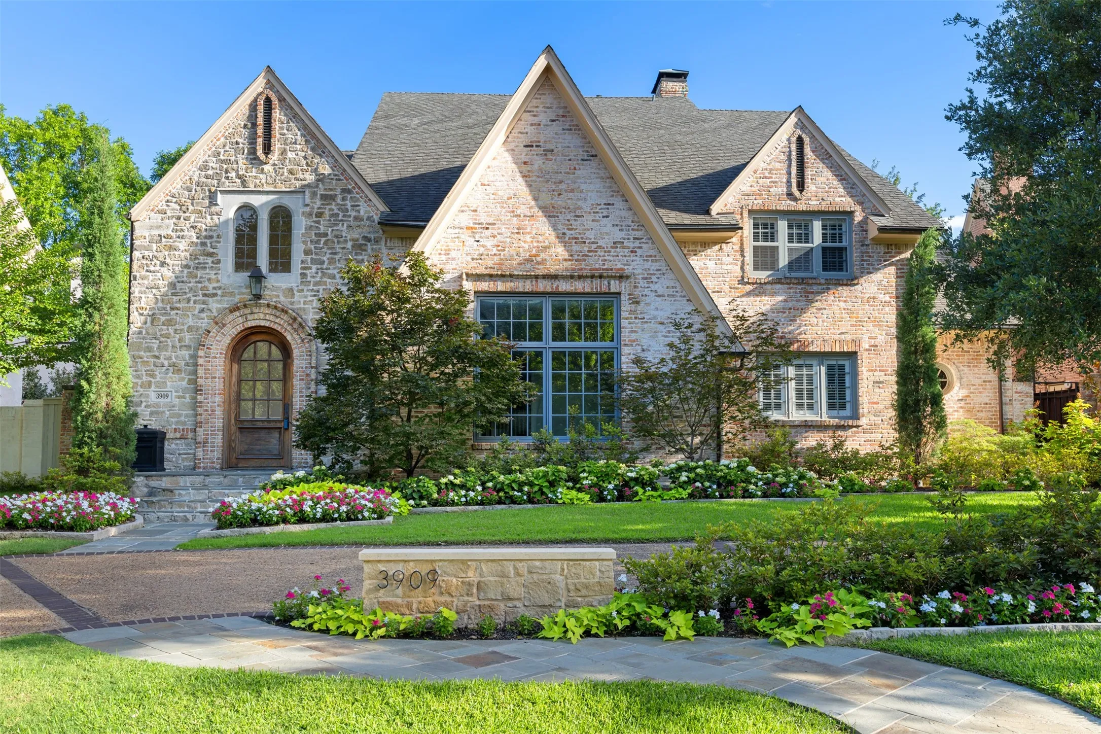 Single Family Residence For Rent in Dallas County , 3909 Greenbrier Drive, University Park, Texas 75225, 5 Bedroom, 5 Bathroom, 2 Garage spaces, 5,652 Sqft, built in 1982, mls#21402137, Real Estate Agent in University Park, Homes For Rent in Dallas county, Homes For Rent in University Park, Realtor in University Park Texas, Real Estate Brokerage Independent Realty Texas, Luminita Cordes Realtor
