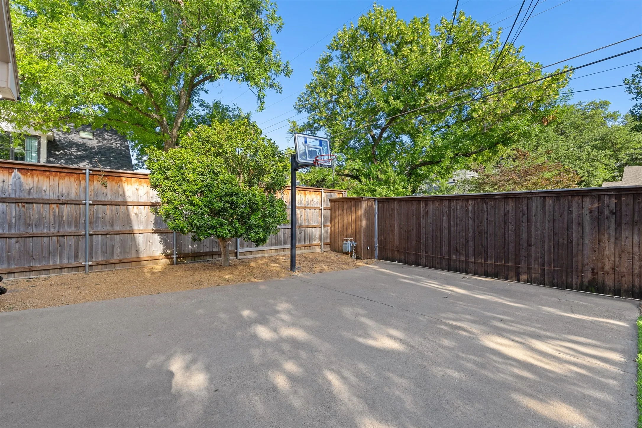 Single Family Residence For Rent in Dallas County , 3909 Greenbrier Drive, University Park, Texas 75225, 5 Bedroom, 5 Bathroom, 2 Garage spaces, 5,652 Sqft, built in 1982, mls#21402137, Real Estate Agent in University Park, Homes For Rent in Dallas county, Homes For Rent in University Park, Realtor in University Park Texas, Real Estate Brokerage Independent Realty Texas, Luminita Cordes Realtor
