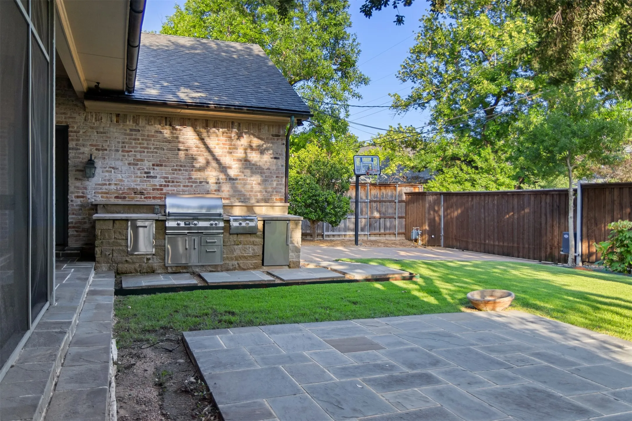 Single Family Residence For Rent in Dallas County , 3909 Greenbrier Drive, University Park, Texas 75225, 5 Bedroom, 5 Bathroom, 2 Garage spaces, 5,652 Sqft, built in 1982, mls#21402137, Real Estate Agent in University Park, Homes For Rent in Dallas county, Homes For Rent in University Park, Realtor in University Park Texas, Real Estate Brokerage Independent Realty Texas, Luminita Cordes Realtor