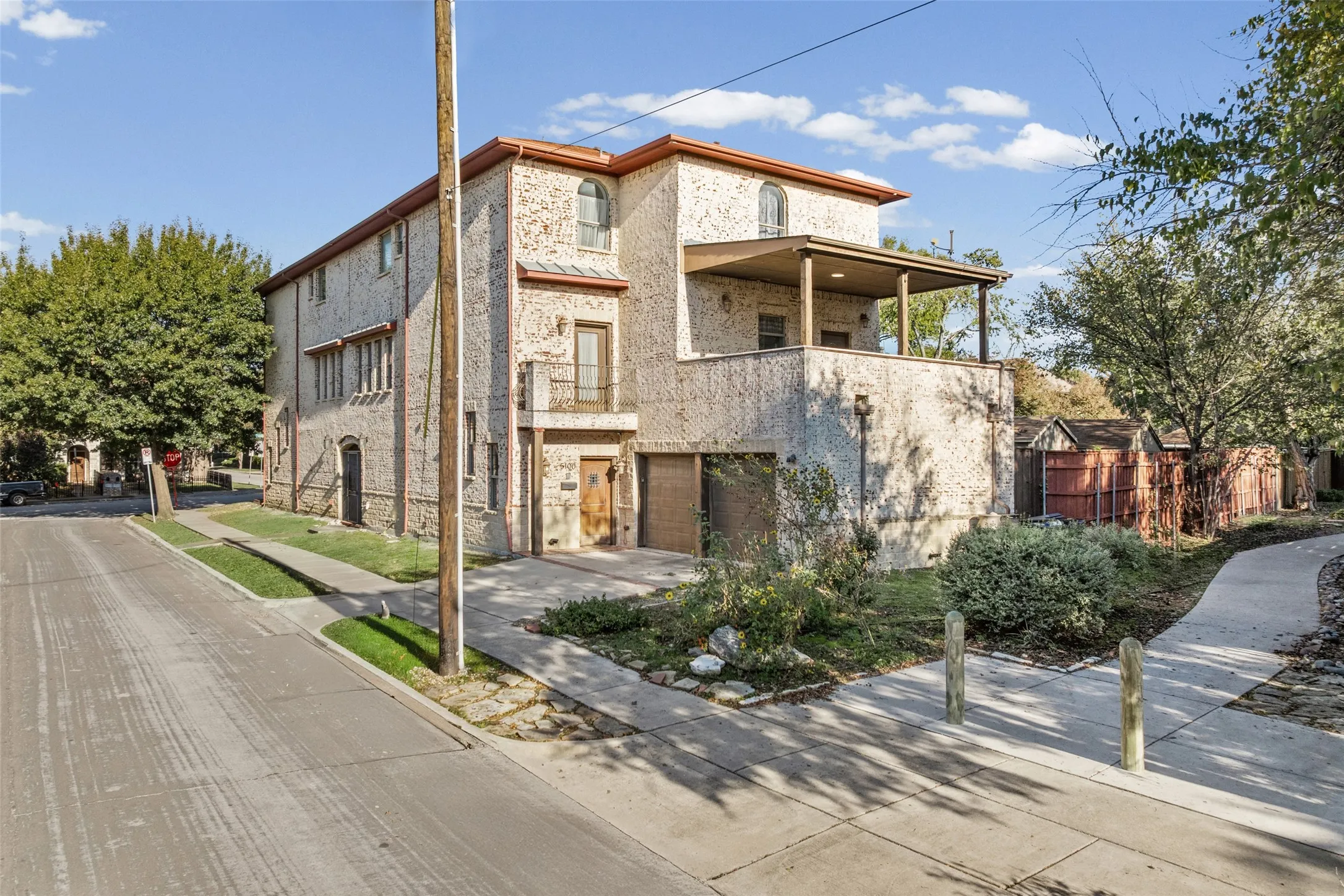 Single Family Residence For Sale in Dallas County , 5100 Mission Avenue 5100B, Dallas, Texas 75206, 4 Bedroom, 4 Bathroom, 2 Garage spaces, 3,175 Sqft, built in 2007, mls#21383955, Real Estate Agent in Dallas, Homes For Sale in Dallas county, Homes For Sale in Dallas, Realtor in Dallas Texas, Real Estate Brokerage Independent Realty Texas, Luminita Cordes Realtor