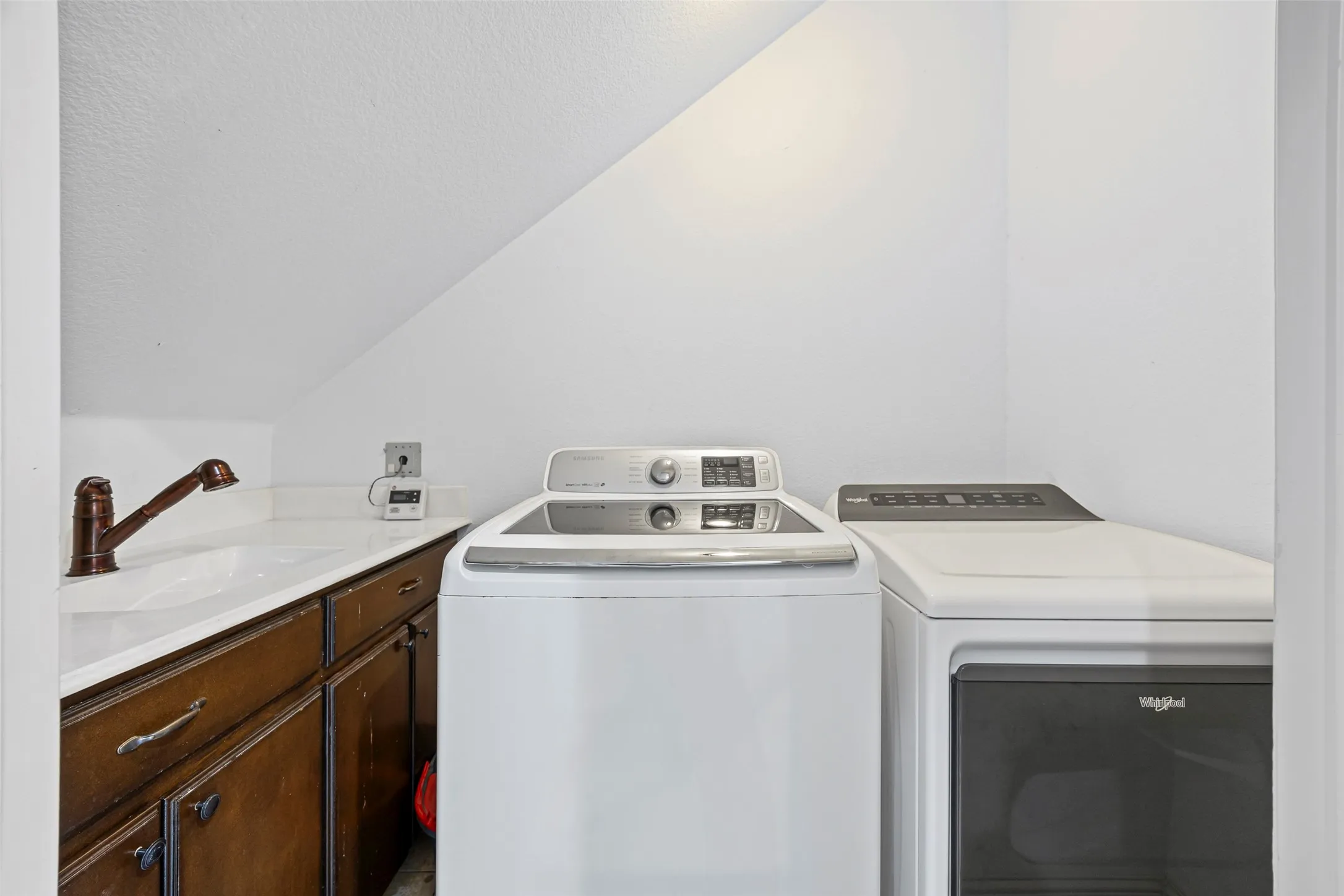 Full size laundry room with sink on level 1
