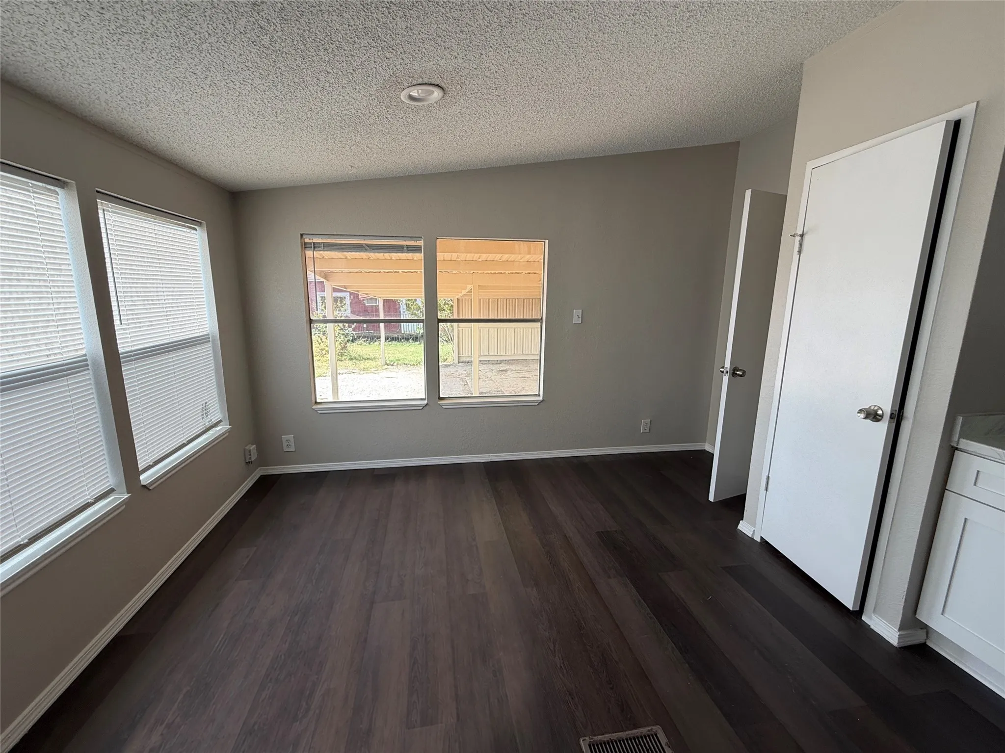 Mobile Home For Sale in Johnson County , 4116 Cherry Ridge Lane, Joshua, Texas 76058, 3 Bedroom, 2 Bathroom, 2 Garage spaces, 1,456 Sqft, built in 2000, mls#21402607, Real Estate Agent in Joshua, Homes For Sale in Johnson county, Homes For Sale in Joshua, Realtor in Joshua Texas, Real Estate Brokerage Independent Realty Texas, Luminita Cordes Realtor