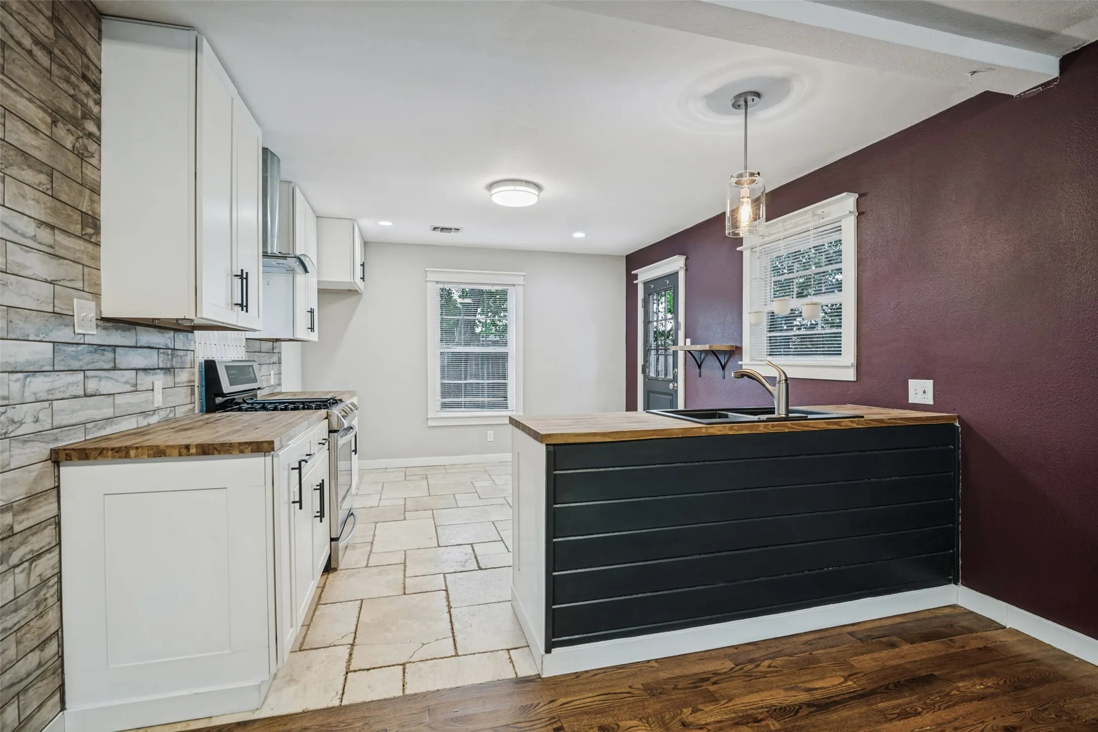 Single Family Residence For Rent in Rockwall County , 406 N Alamo Road, Rockwall, Texas 75087, 3 Bedroom, 2 Bathroom, 1 Garage spaces, 1,296 Sqft, built in 1980, mls#21402461, Real Estate Agent in Rockwall, Homes For Rent in Rockwall county, Homes For Rent in Rockwall, Realtor in Rockwall Texas, Real Estate Brokerage Independent Realty Texas, Luminita Cordes Realtor