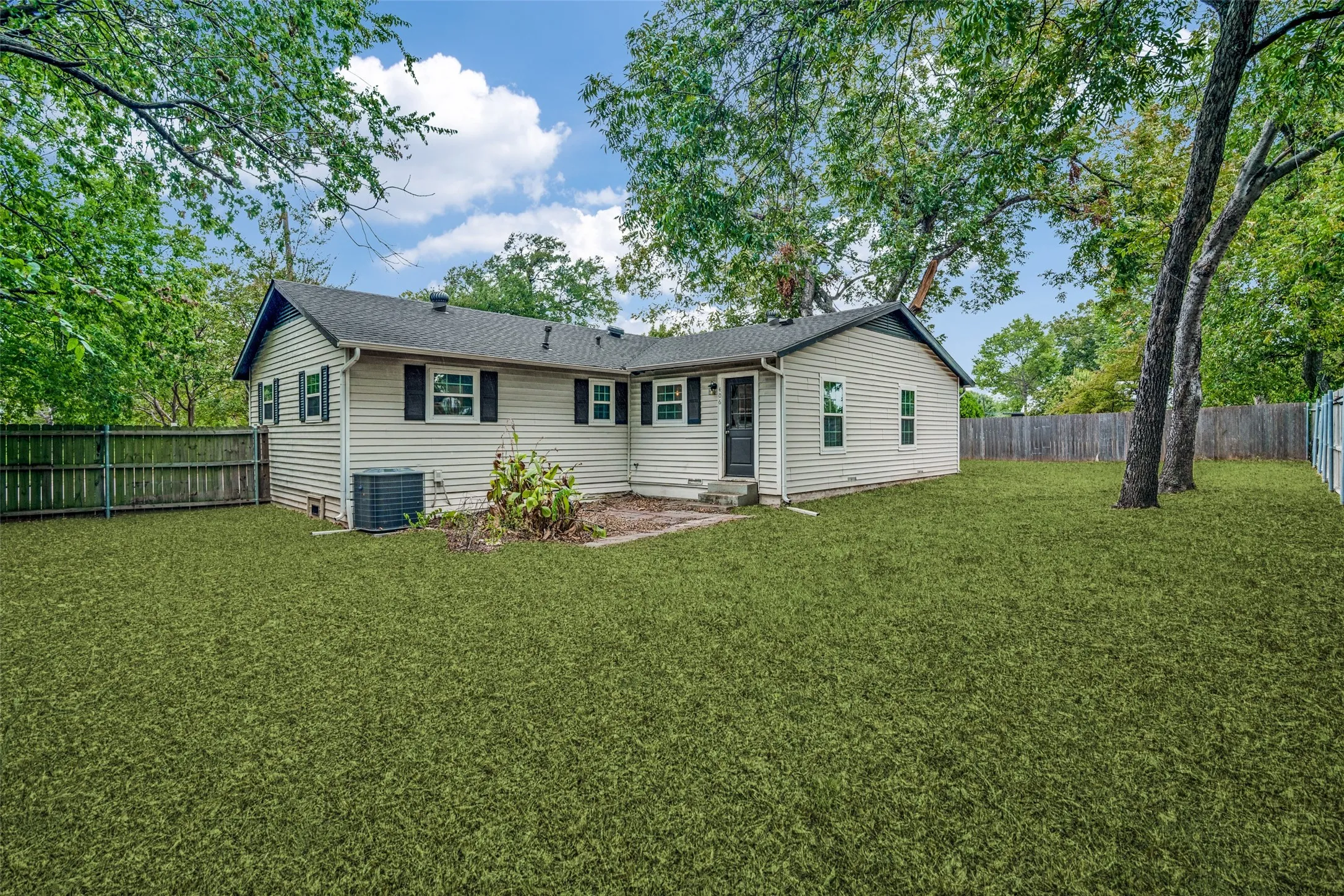 Single Family Residence For Rent in Rockwall County , 406 N Alamo Road, Rockwall, Texas 75087, 3 Bedroom, 2 Bathroom, 1 Garage spaces, 1,296 Sqft, built in 1980, mls#21402461, Real Estate Agent in Rockwall, Homes For Rent in Rockwall county, Homes For Rent in Rockwall, Realtor in Rockwall Texas, Real Estate Brokerage Independent Realty Texas, Luminita Cordes Realtor