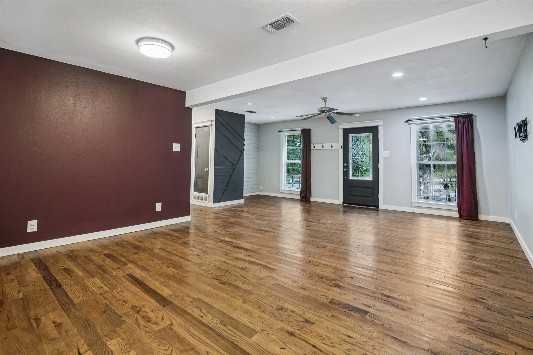 Single Family Residence For Rent in Rockwall County , 406 N Alamo Road, Rockwall, Texas 75087, 3 Bedroom, 2 Bathroom, 1 Garage spaces, 1,296 Sqft, built in 1980, mls#21402461, Real Estate Agent in Rockwall, Homes For Rent in Rockwall county, Homes For Rent in Rockwall, Realtor in Rockwall Texas, Real Estate Brokerage Independent Realty Texas, Luminita Cordes Realtor