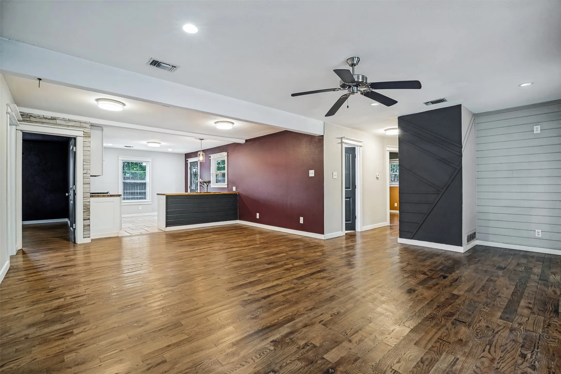 Single Family Residence For Rent in Rockwall County , 406 N Alamo Road, Rockwall, Texas 75087, 3 Bedroom, 2 Bathroom, 1 Garage spaces, 1,296 Sqft, built in 1980, mls#21402461, Real Estate Agent in Rockwall, Homes For Rent in Rockwall county, Homes For Rent in Rockwall, Realtor in Rockwall Texas, Real Estate Brokerage Independent Realty Texas, Luminita Cordes Realtor