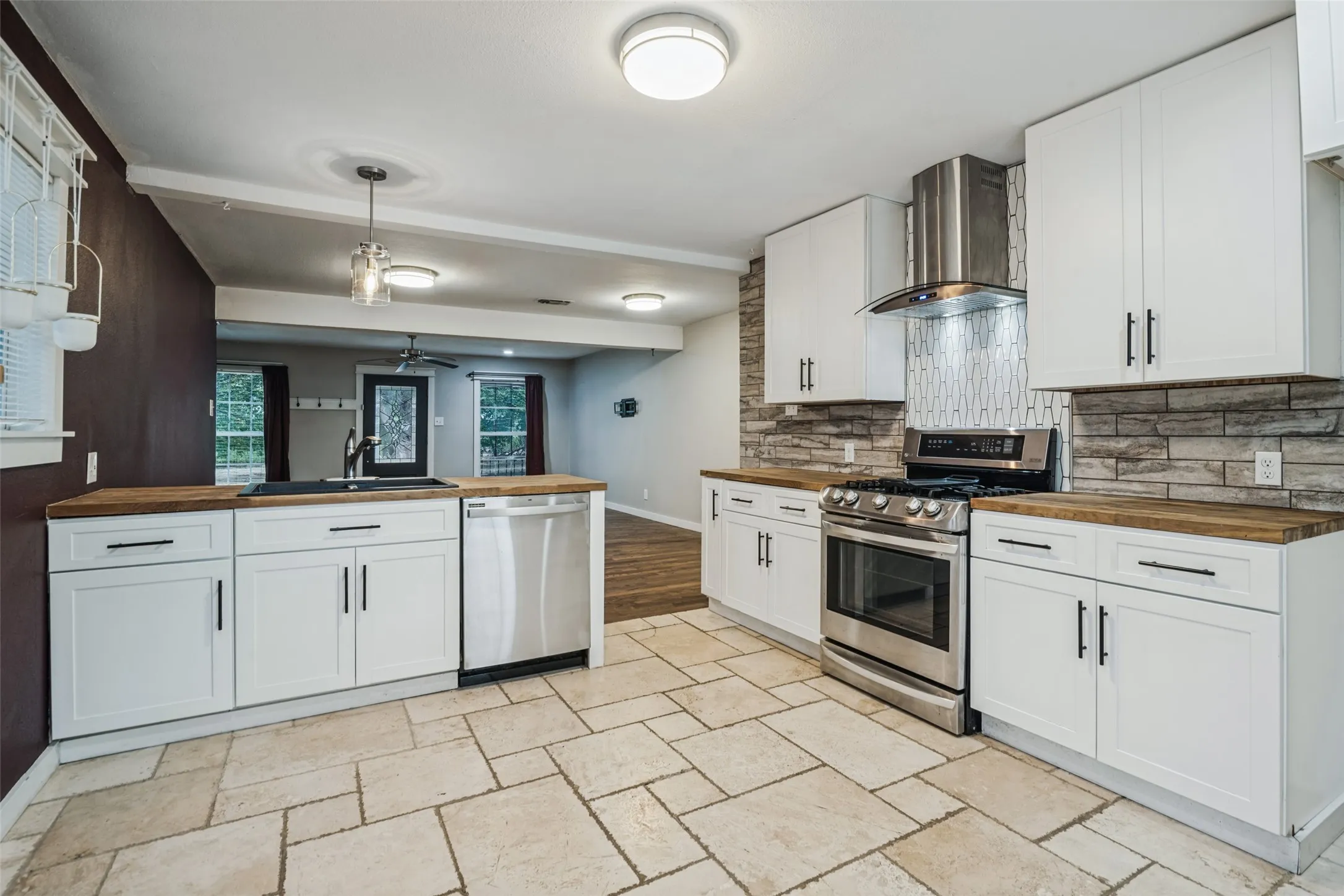 Single Family Residence For Rent in Rockwall County , 406 N Alamo Road, Rockwall, Texas 75087, 3 Bedroom, 2 Bathroom, 1 Garage spaces, 1,296 Sqft, built in 1980, mls#21402461, Real Estate Agent in Rockwall, Homes For Rent in Rockwall county, Homes For Rent in Rockwall, Realtor in Rockwall Texas, Real Estate Brokerage Independent Realty Texas, Luminita Cordes Realtor