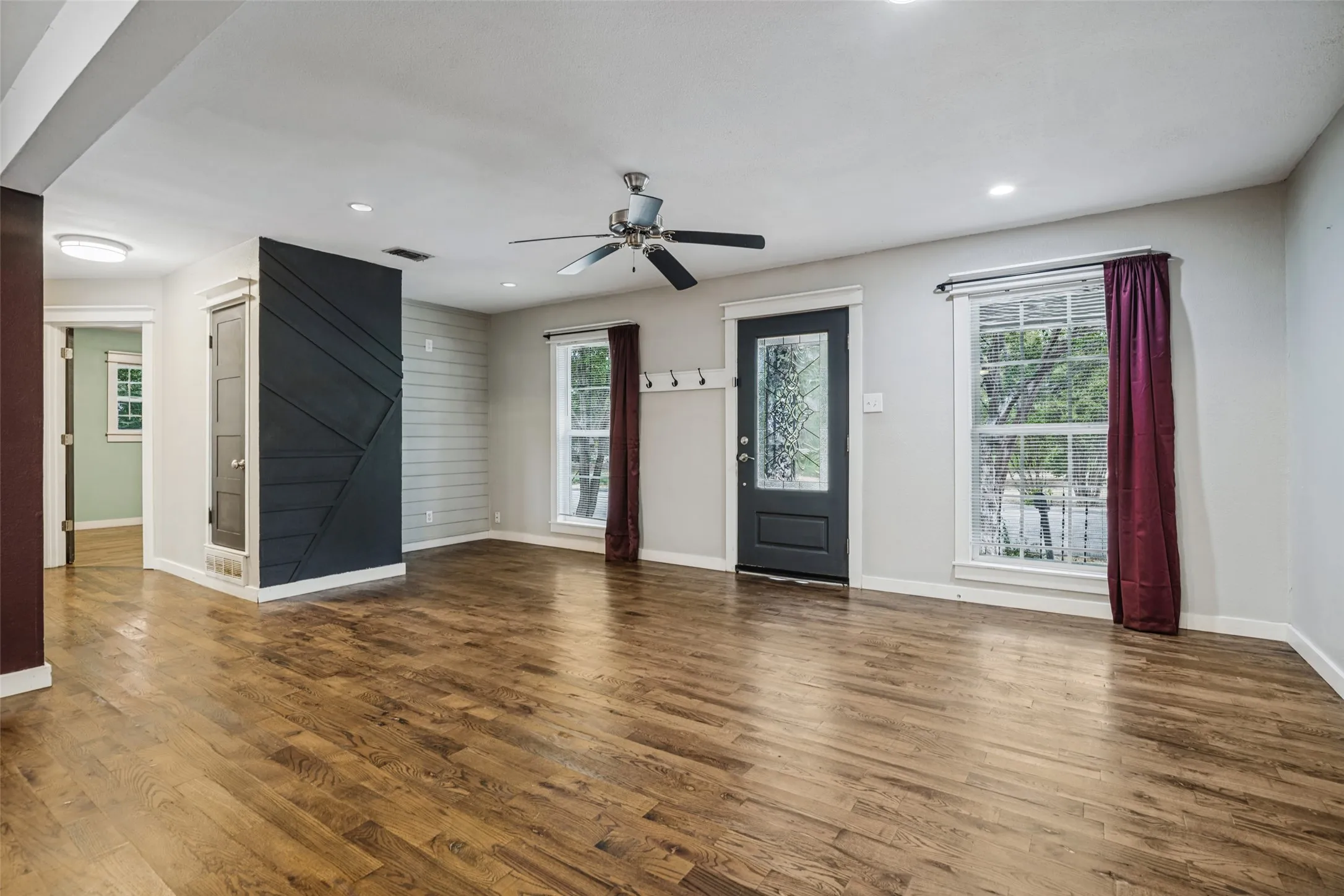 Single Family Residence For Rent in Rockwall County , 406 N Alamo Road, Rockwall, Texas 75087, 3 Bedroom, 2 Bathroom, 1 Garage spaces, 1,296 Sqft, built in 1980, mls#21402461, Real Estate Agent in Rockwall, Homes For Rent in Rockwall county, Homes For Rent in Rockwall, Realtor in Rockwall Texas, Real Estate Brokerage Independent Realty Texas, Luminita Cordes Realtor