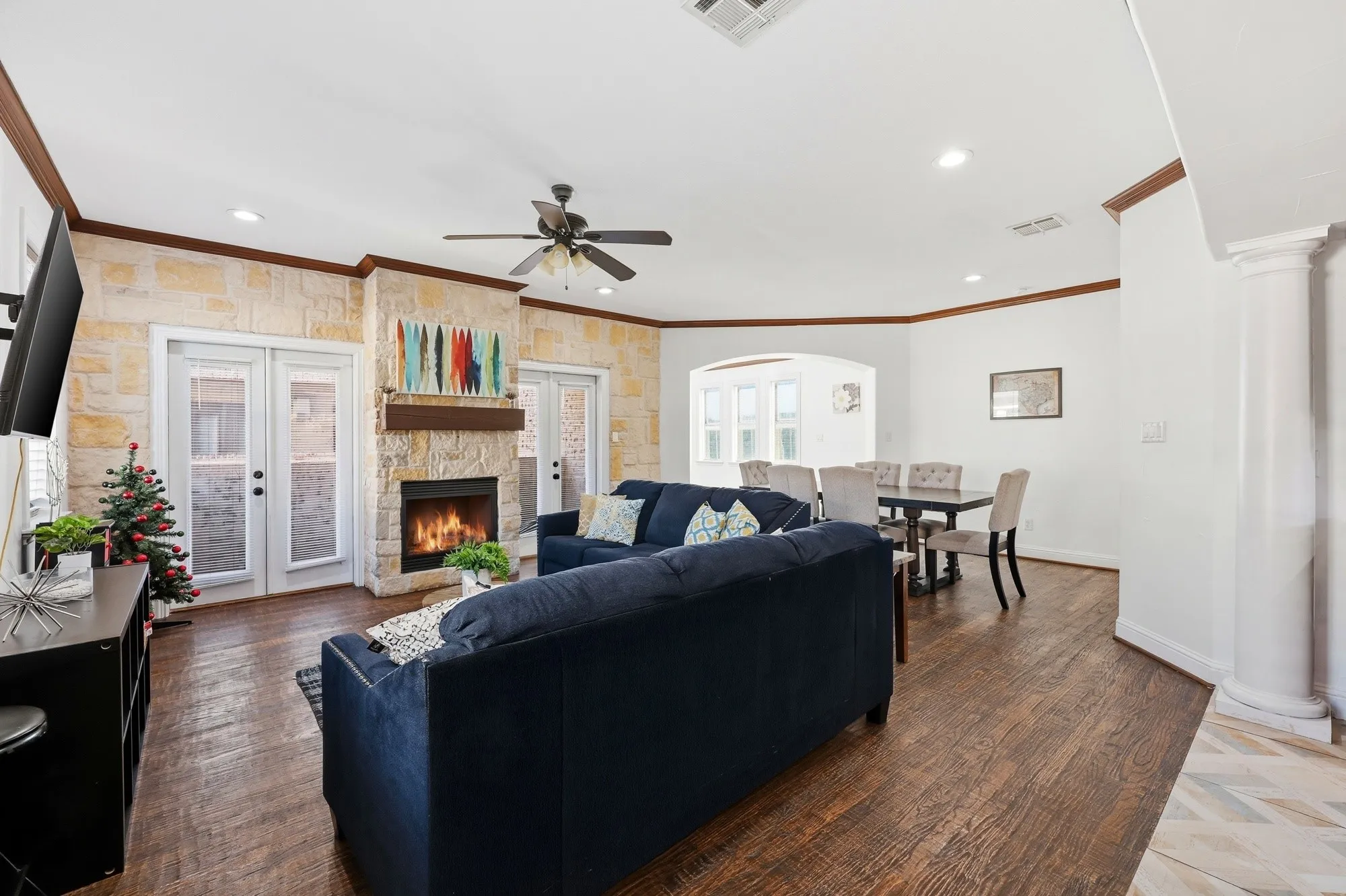 
Level 2 dining, living and family rooms