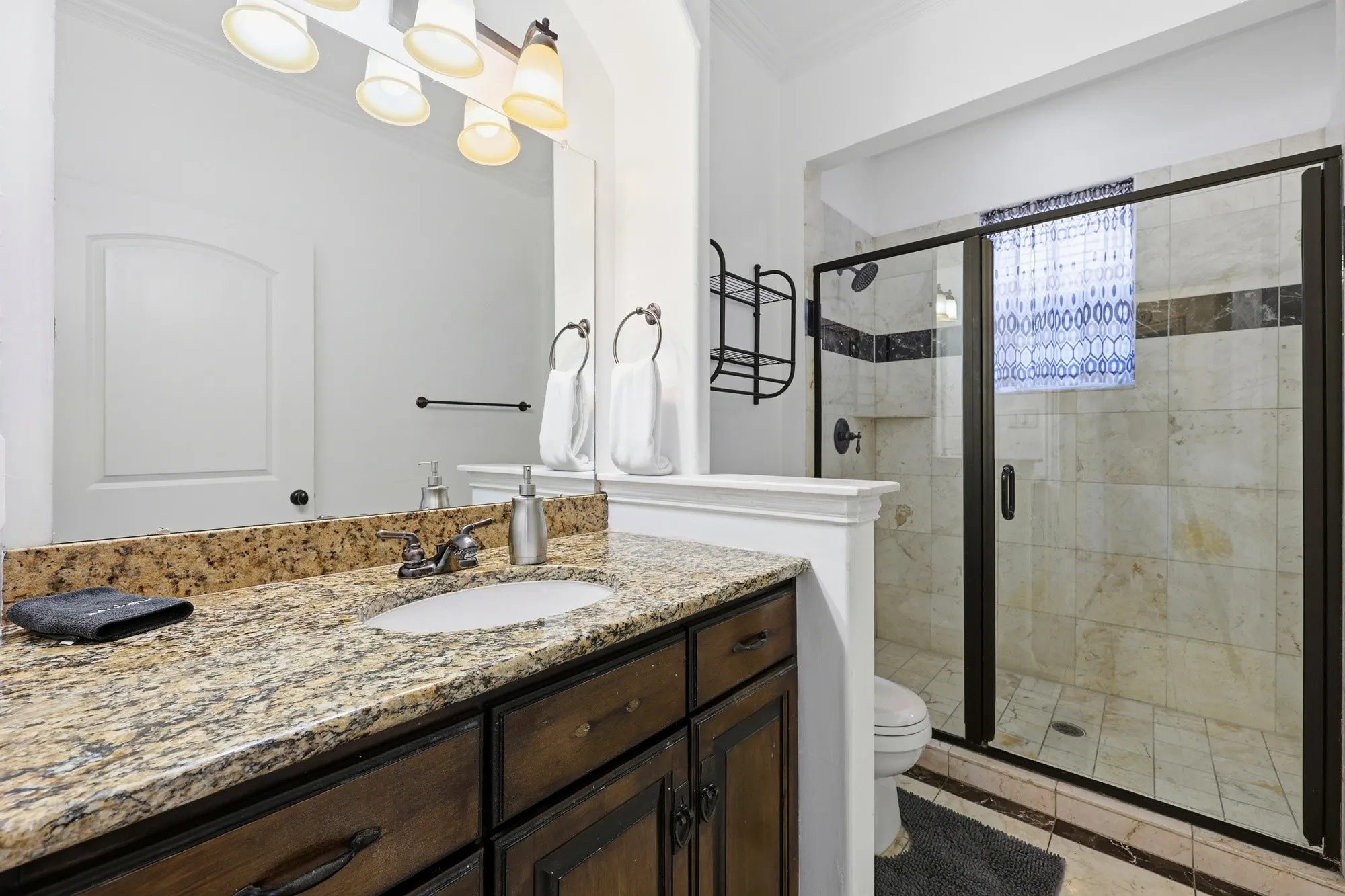 Full bathroom on level 1