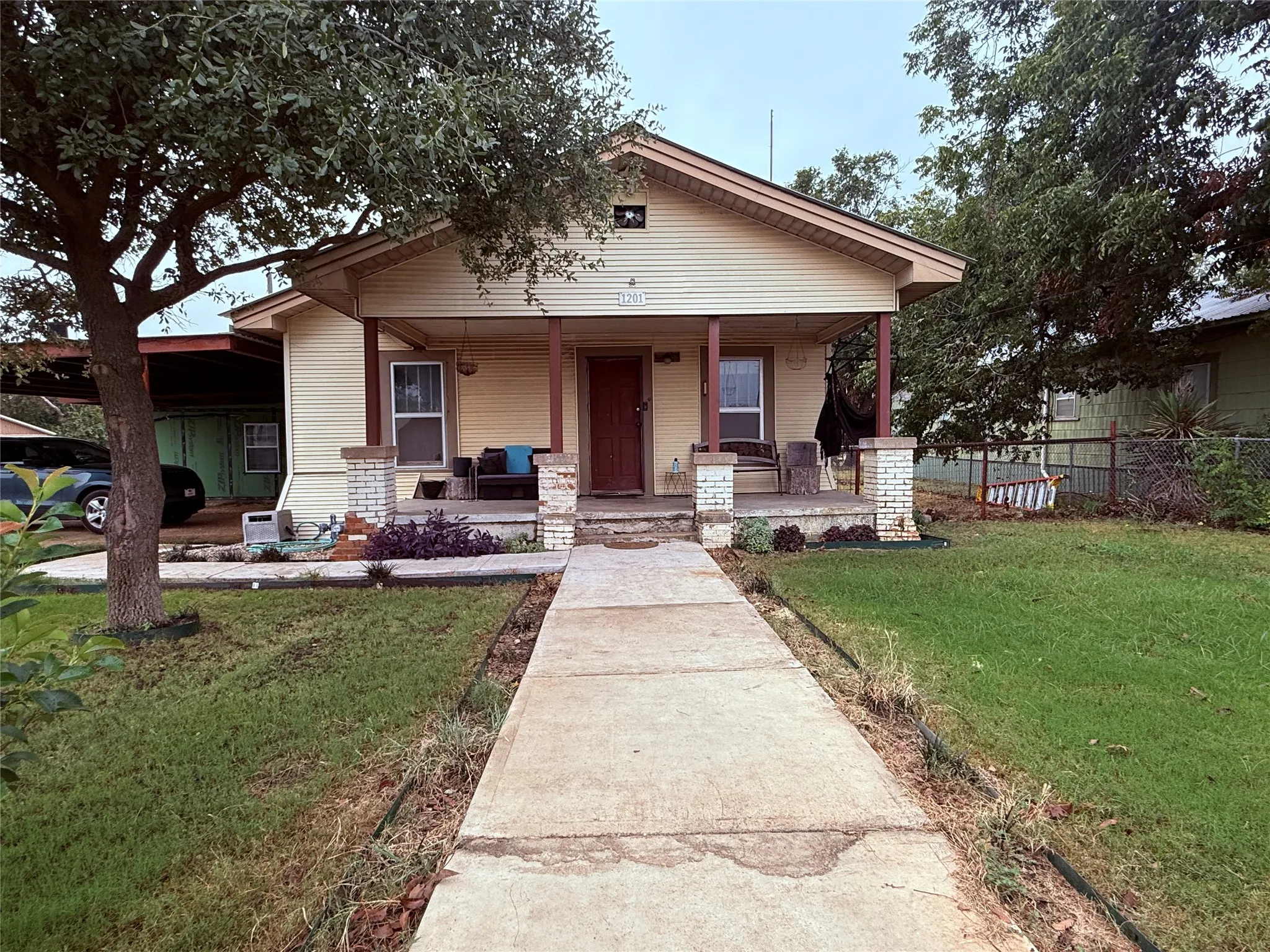 Single Family Residence For Sale in Callahan County , 1201 W 5th Street, Baird, Texas 79504, 4 Bedroom, 3 Bathroom, Garage spaces, 2,020 Sqft, built in 1915, mls#21398770, Real Estate Agent in Baird, Homes For Sale in Callahan county, Homes For Sale in Baird, Realtor in Baird Texas, Real Estate Brokerage Independent Realty Texas, Luminita Cordes Realtor