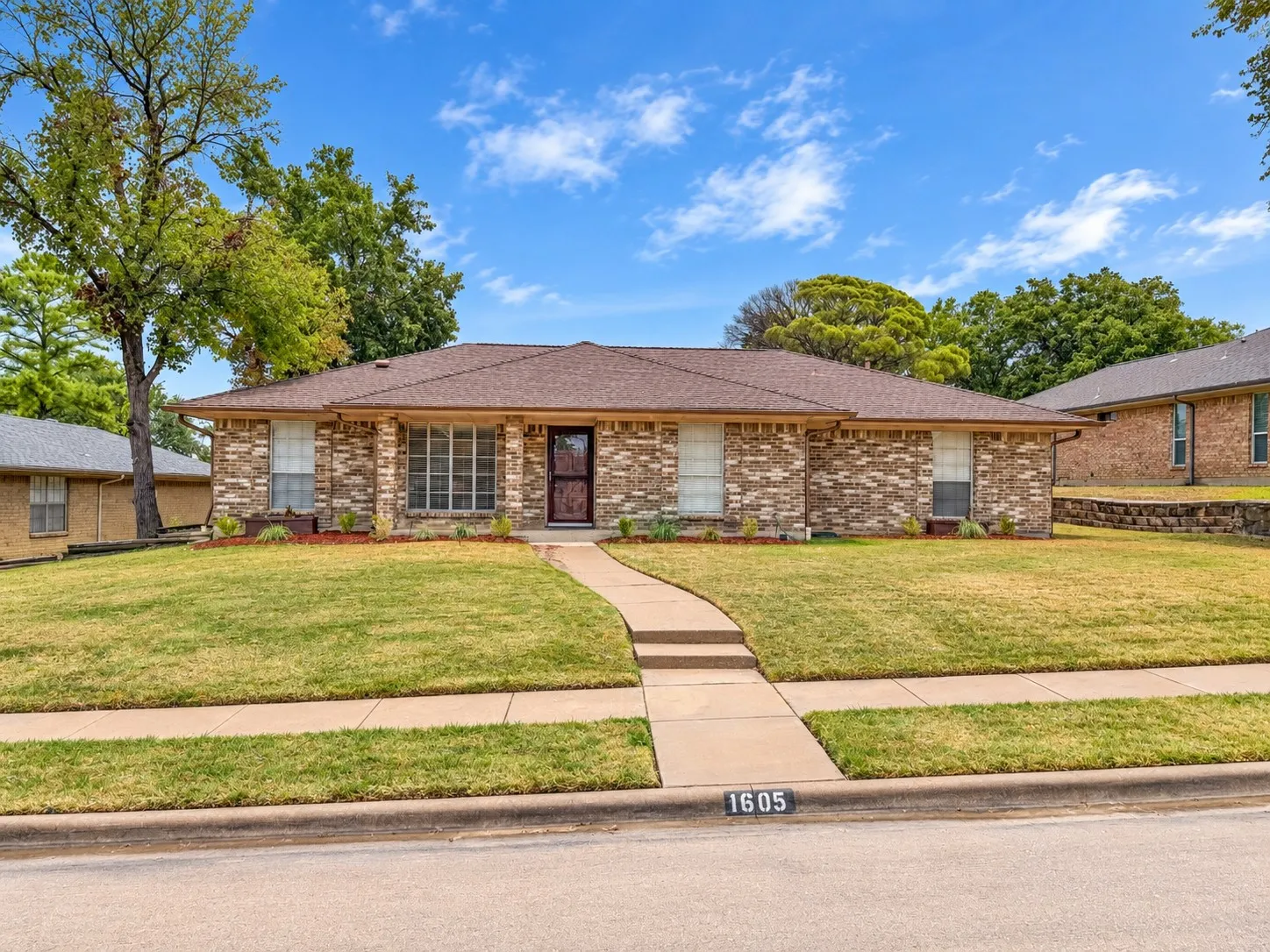 Single Family Residence For Sale in Denton County , 1605 Brighton Drive, Carrollton, Texas 75007, 3 Bedroom, 2 Bathroom, 2 Garage spaces, 1,726 Sqft, built in 1983, mls#21401564, Real Estate Agent in Carrollton, Homes For Sale in Denton county, Homes For Sale in Carrollton, Realtor in Carrollton Texas, Real Estate Brokerage Independent Realty Texas, Luminita Cordes Realtor