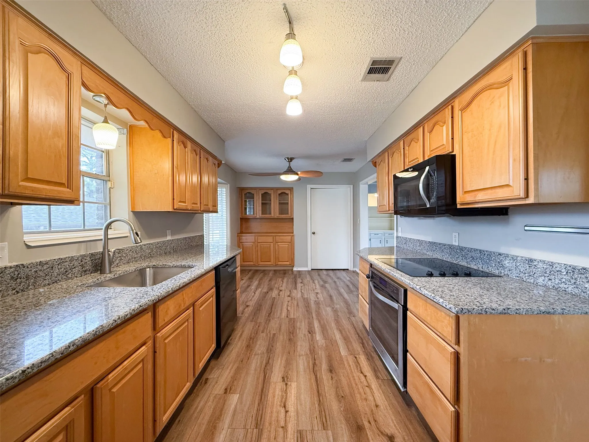 Single Family Residence For Sale in Denton County , 1605 Brighton Drive, Carrollton, Texas 75007, 3 Bedroom, 2 Bathroom, 2 Garage spaces, 1,726 Sqft, built in 1983, mls#21401564, Real Estate Agent in Carrollton, Homes For Sale in Denton county, Homes For Sale in Carrollton, Realtor in Carrollton Texas, Real Estate Brokerage Independent Realty Texas, Luminita Cordes Realtor