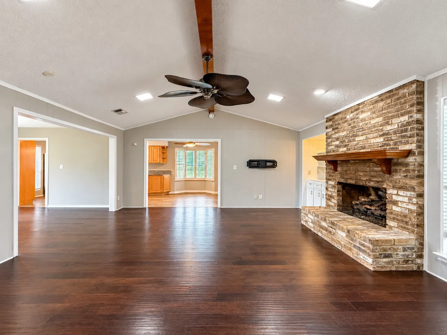 Single Family Residence For Sale in Denton County , 1605 Brighton Drive, Carrollton, Texas 75007, 3 Bedroom, 2 Bathroom, 2 Garage spaces, 1,726 Sqft, built in 1983, mls#21401564, Real Estate Agent in Carrollton, Homes For Sale in Denton county, Homes For Sale in Carrollton, Realtor in Carrollton Texas, Real Estate Brokerage Independent Realty Texas, Luminita Cordes Realtor