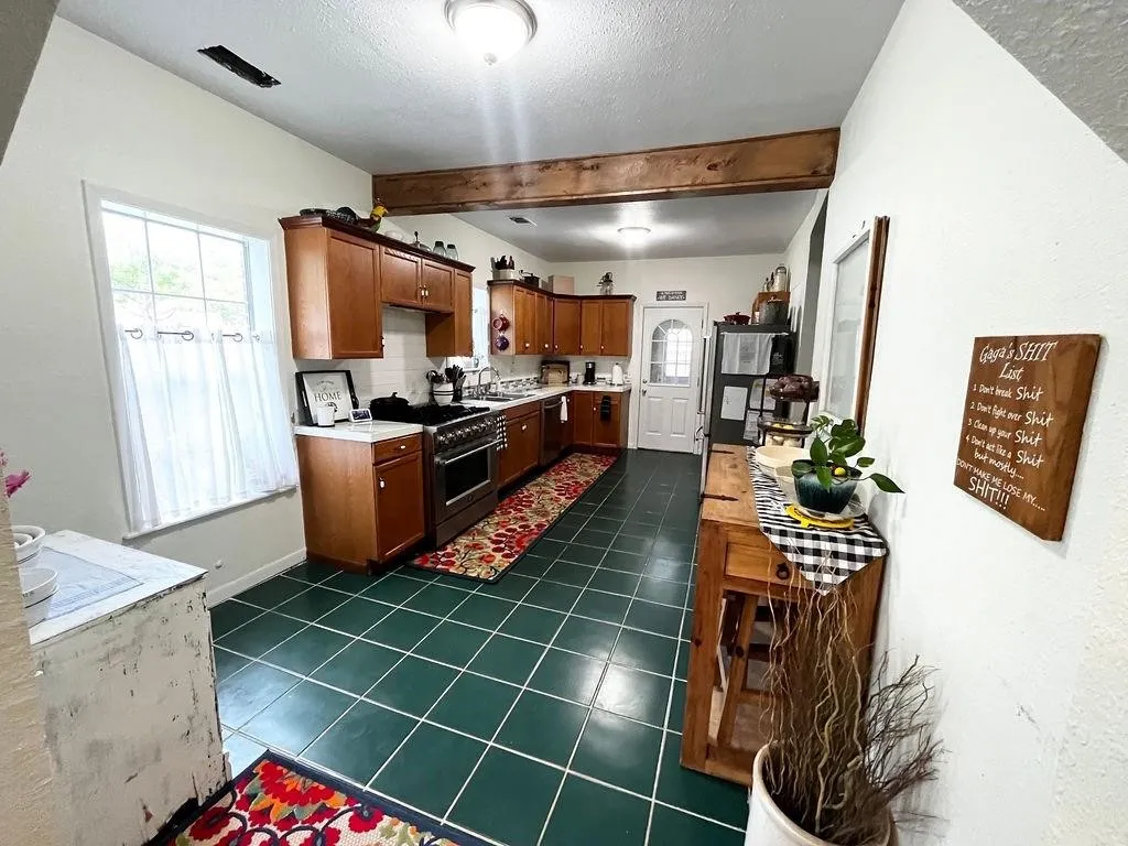 Single Family Residence For Sale in Coleman County , 1100 W Walnut Street, Coleman, Texas 76834, 4 Bedroom, 3 Bathroom, 2 Garage spaces, 1,719 Sqft, built in 1930, mls#21400148, Real Estate Agent in Coleman, Homes For Sale in Coleman county, Homes For Sale in Coleman, Realtor in Coleman Texas, Real Estate Brokerage Independent Realty Texas, Luminita Cordes Realtor