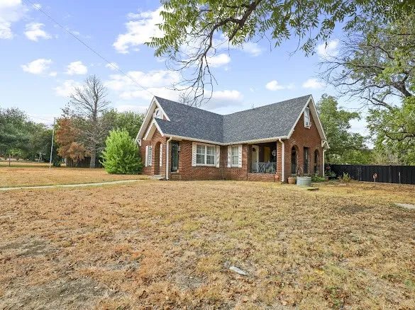 Single Family Residence For Sale in Coleman County , 1100 W Walnut Street, Coleman, Texas 76834, 4 Bedroom, 3 Bathroom, 2 Garage spaces, 1,719 Sqft, built in 1930, mls#21400148, Real Estate Agent in Coleman, Homes For Sale in Coleman county, Homes For Sale in Coleman, Realtor in Coleman Texas, Real Estate Brokerage Independent Realty Texas, Luminita Cordes Realtor
