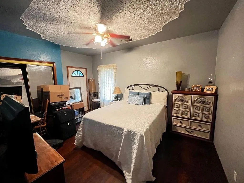 Single Family Residence For Sale in Coleman County , 1100 W Walnut Street, Coleman, Texas 76834, 4 Bedroom, 3 Bathroom, 2 Garage spaces, 1,719 Sqft, built in 1930, mls#21400148, Real Estate Agent in Coleman, Homes For Sale in Coleman county, Homes For Sale in Coleman, Realtor in Coleman Texas, Real Estate Brokerage Independent Realty Texas, Luminita Cordes Realtor