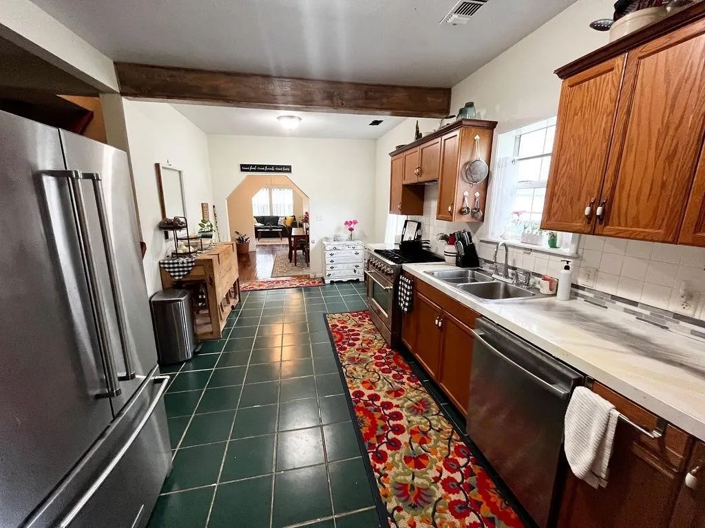 Single Family Residence For Sale in Coleman County , 1100 W Walnut Street, Coleman, Texas 76834, 4 Bedroom, 3 Bathroom, 2 Garage spaces, 1,719 Sqft, built in 1930, mls#21400148, Real Estate Agent in Coleman, Homes For Sale in Coleman county, Homes For Sale in Coleman, Realtor in Coleman Texas, Real Estate Brokerage Independent Realty Texas, Luminita Cordes Realtor
