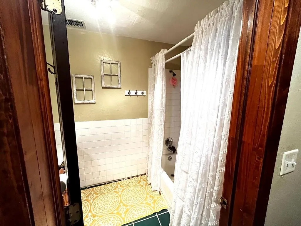 Single Family Residence For Sale in Coleman County , 1100 W Walnut Street, Coleman, Texas 76834, 4 Bedroom, 3 Bathroom, 2 Garage spaces, 1,719 Sqft, built in 1930, mls#21400148, Real Estate Agent in Coleman, Homes For Sale in Coleman county, Homes For Sale in Coleman, Realtor in Coleman Texas, Real Estate Brokerage Independent Realty Texas, Luminita Cordes Realtor