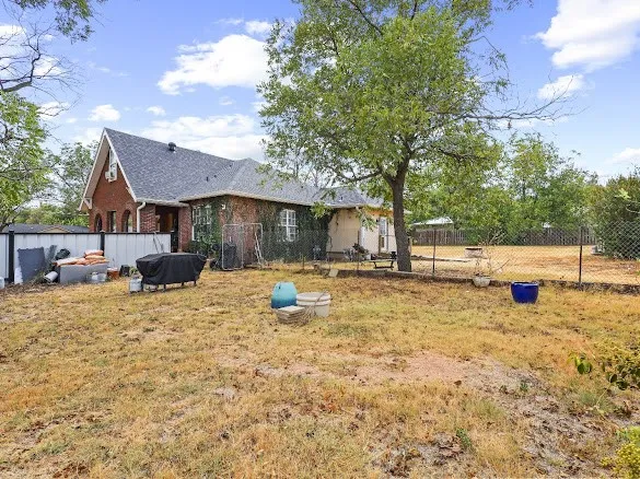 Single Family Residence For Sale in Coleman County , 1100 W Walnut Street, Coleman, Texas 76834, 4 Bedroom, 3 Bathroom, 2 Garage spaces, 1,719 Sqft, built in 1930, mls#21400148, Real Estate Agent in Coleman, Homes For Sale in Coleman county, Homes For Sale in Coleman, Realtor in Coleman Texas, Real Estate Brokerage Independent Realty Texas, Luminita Cordes Realtor