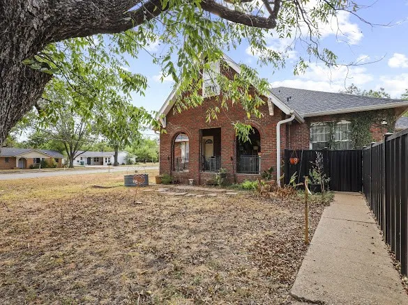 Single Family Residence For Sale in Coleman County , 1100 W Walnut Street, Coleman, Texas 76834, 4 Bedroom, 3 Bathroom, 2 Garage spaces, 1,719 Sqft, built in 1930, mls#21400148, Real Estate Agent in Coleman, Homes For Sale in Coleman county, Homes For Sale in Coleman, Realtor in Coleman Texas, Real Estate Brokerage Independent Realty Texas, Luminita Cordes Realtor