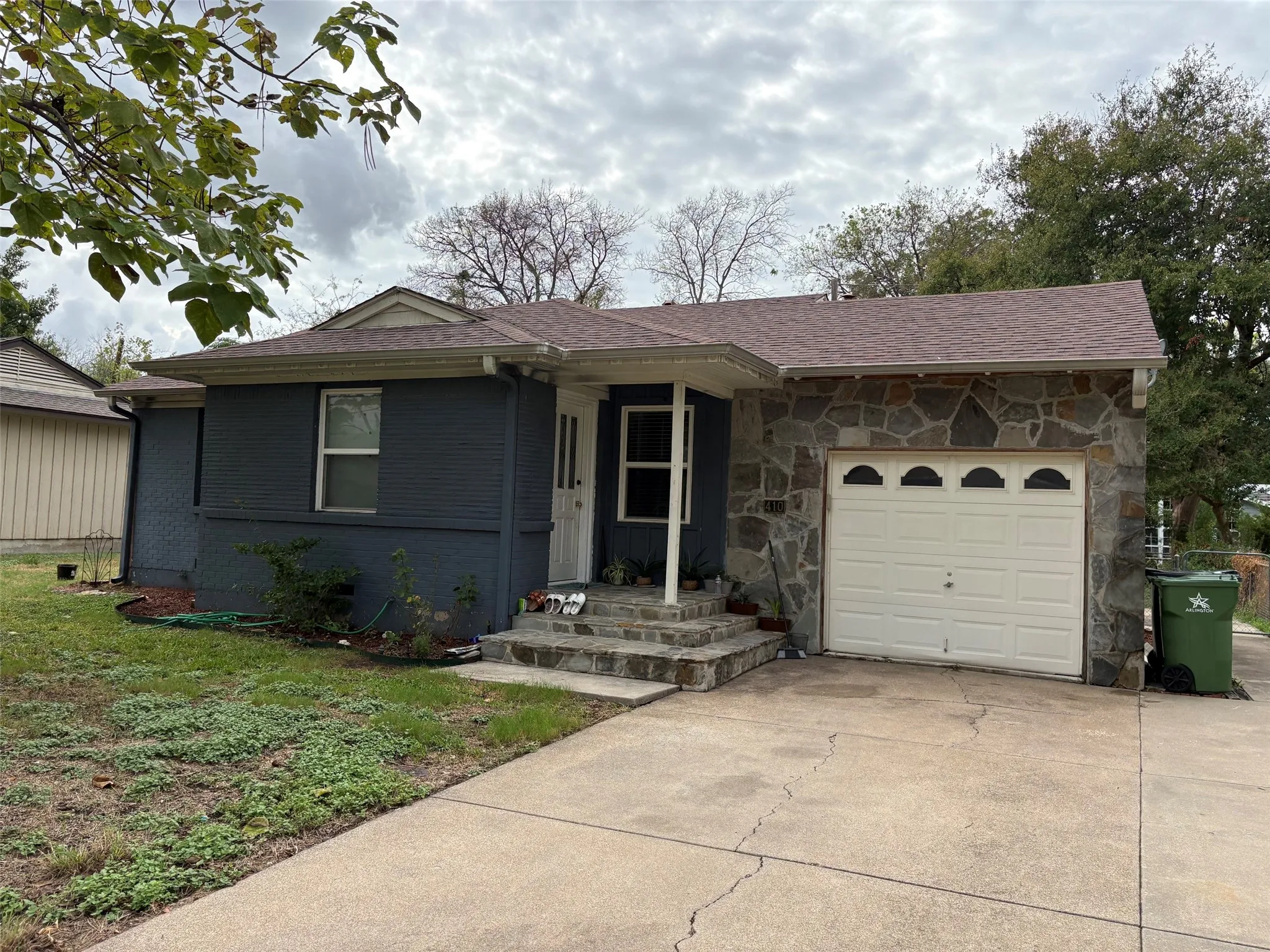 Single Family Residence For Sale in Tarrant County , 410 Overhill Drive, Arlington, Texas 76010, 2 Bedroom, 1 Bathroom, 1 Garage spaces, 859 Sqft, built in 1951, mls#21402622, Real Estate Agent in Arlington, Homes For Sale in Tarrant county, Homes For Sale in Arlington, Realtor in Arlington Texas, Real Estate Brokerage Independent Realty Texas, Luminita Cordes Realtor