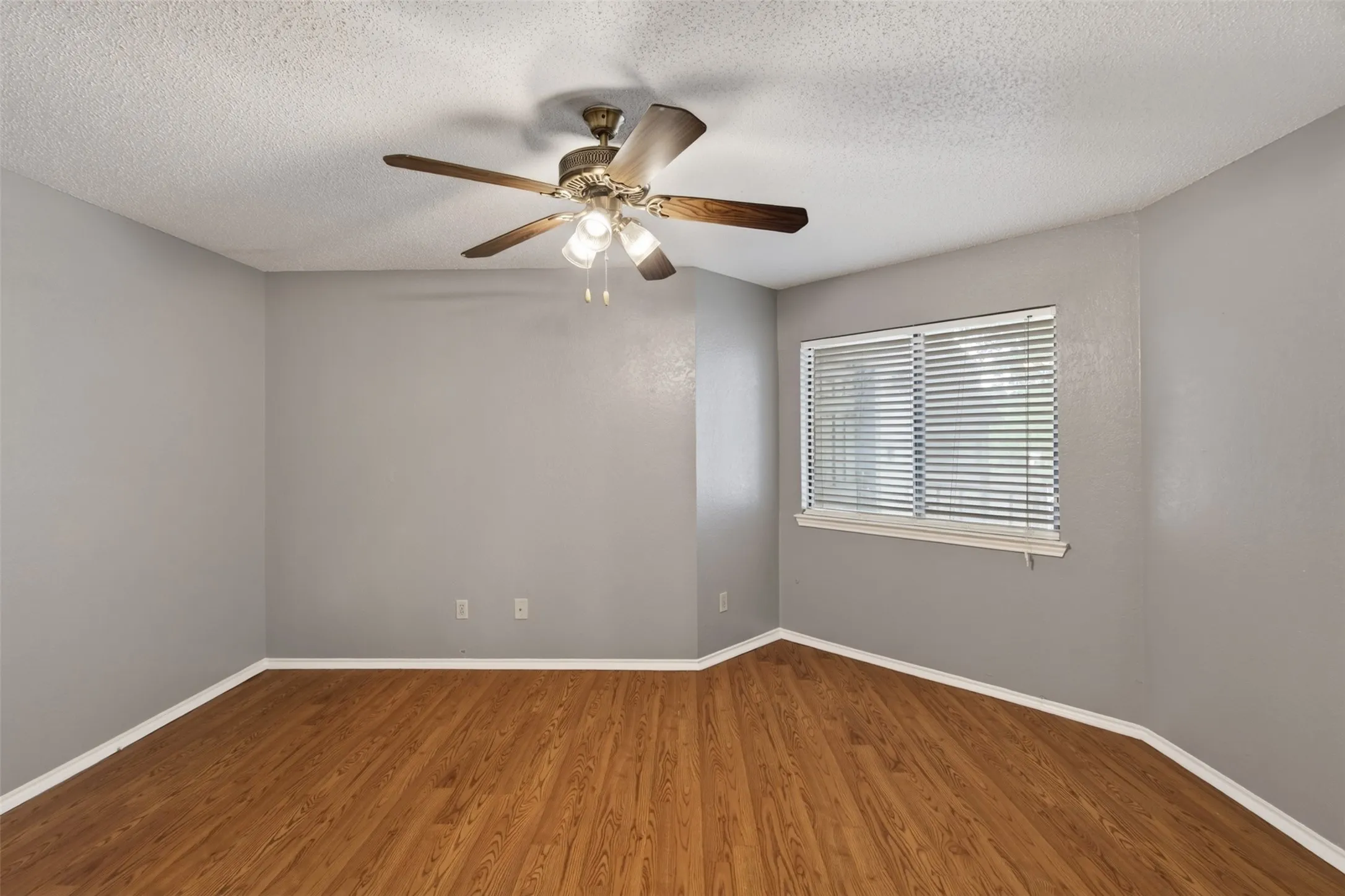 Condominium For Sale in Tarrant County , 2301 Balsam Drive M210, Arlington, Texas 76006, 2 Bedroom, 2 Bathroom, Garage spaces, 1,031 Sqft, built in 1983, mls#21399519, Real Estate Agent in Arlington, Homes For Sale in Tarrant county, Homes For Sale in Arlington, Realtor in Arlington Texas, Real Estate Brokerage Independent Realty Texas, Luminita Cordes Realtor