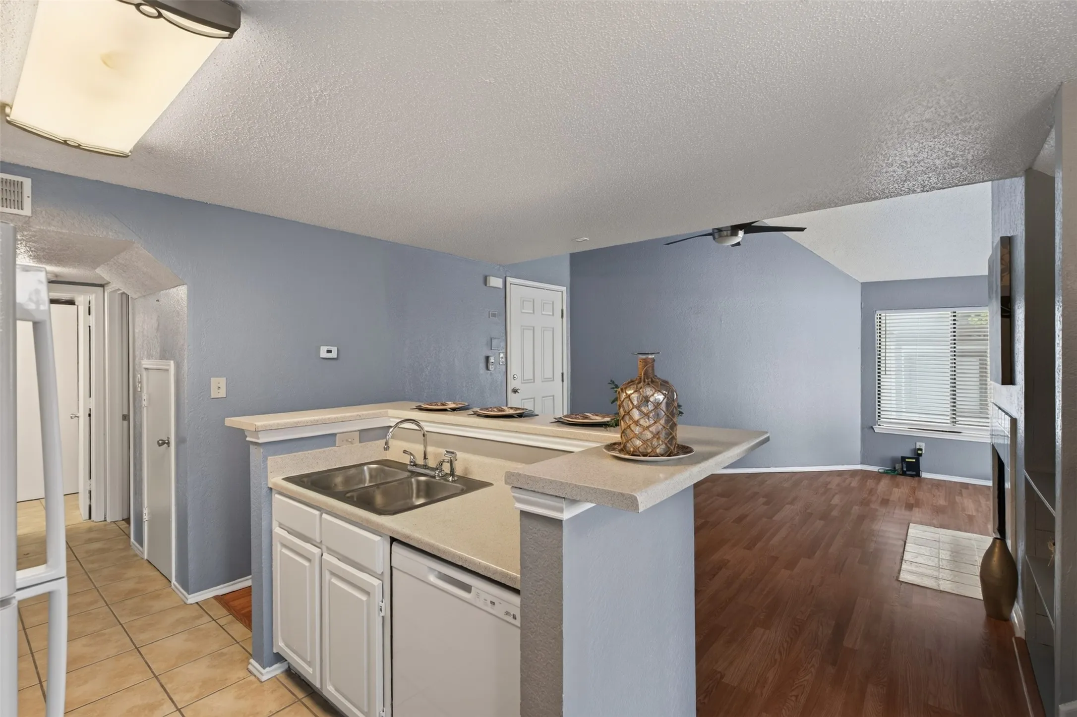 Condominium For Sale in Tarrant County , 2301 Balsam Drive M210, Arlington, Texas 76006, 2 Bedroom, 2 Bathroom, Garage spaces, 1,031 Sqft, built in 1983, mls#21399519, Real Estate Agent in Arlington, Homes For Sale in Tarrant county, Homes For Sale in Arlington, Realtor in Arlington Texas, Real Estate Brokerage Independent Realty Texas, Luminita Cordes Realtor