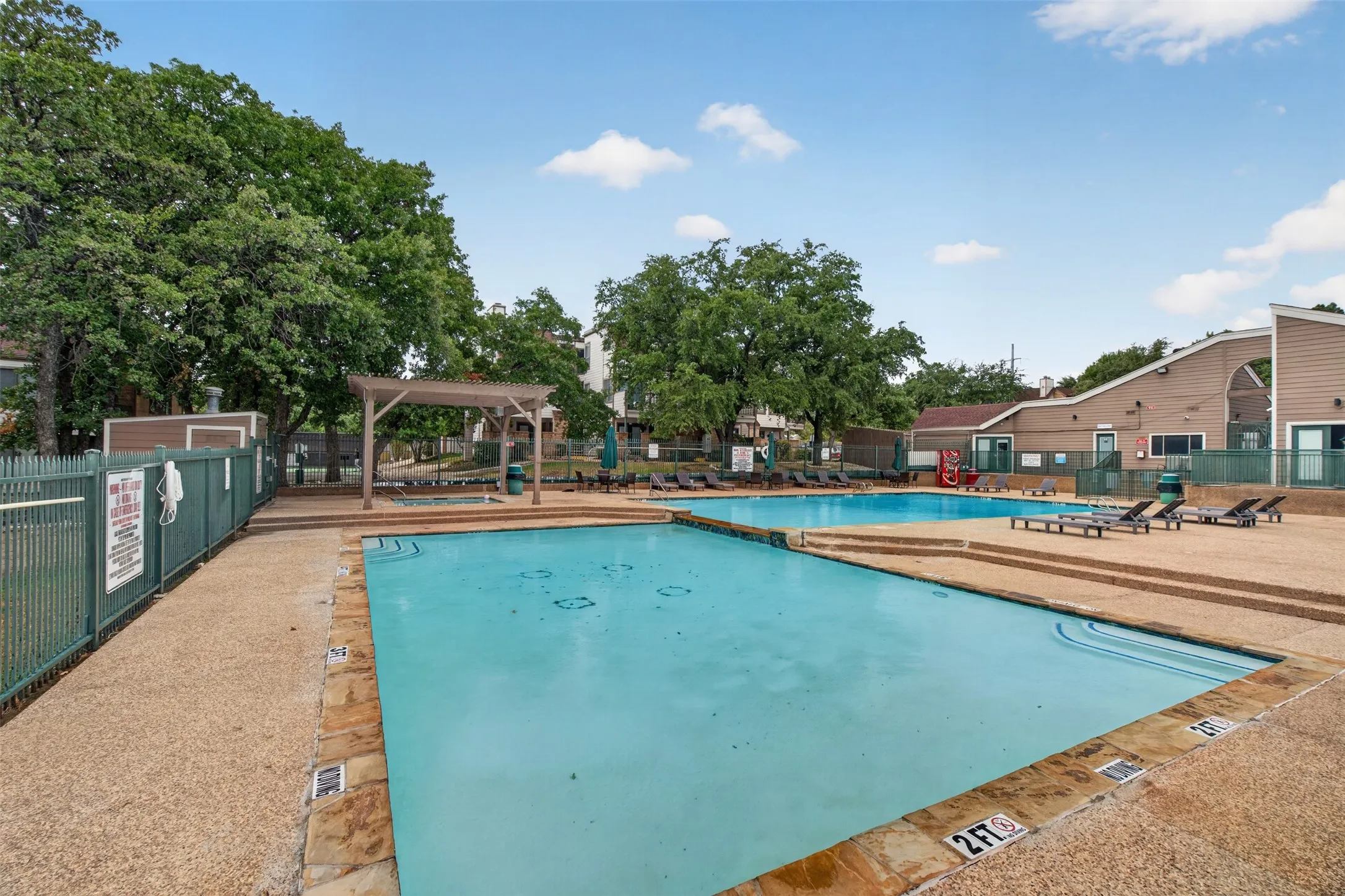 Condominium For Sale in Tarrant County , 2301 Balsam Drive M210, Arlington, Texas 76006, 2 Bedroom, 2 Bathroom, Garage spaces, 1,031 Sqft, built in 1983, mls#21399519, Real Estate Agent in Arlington, Homes For Sale in Tarrant county, Homes For Sale in Arlington, Realtor in Arlington Texas, Real Estate Brokerage Independent Realty Texas, Luminita Cordes Realtor