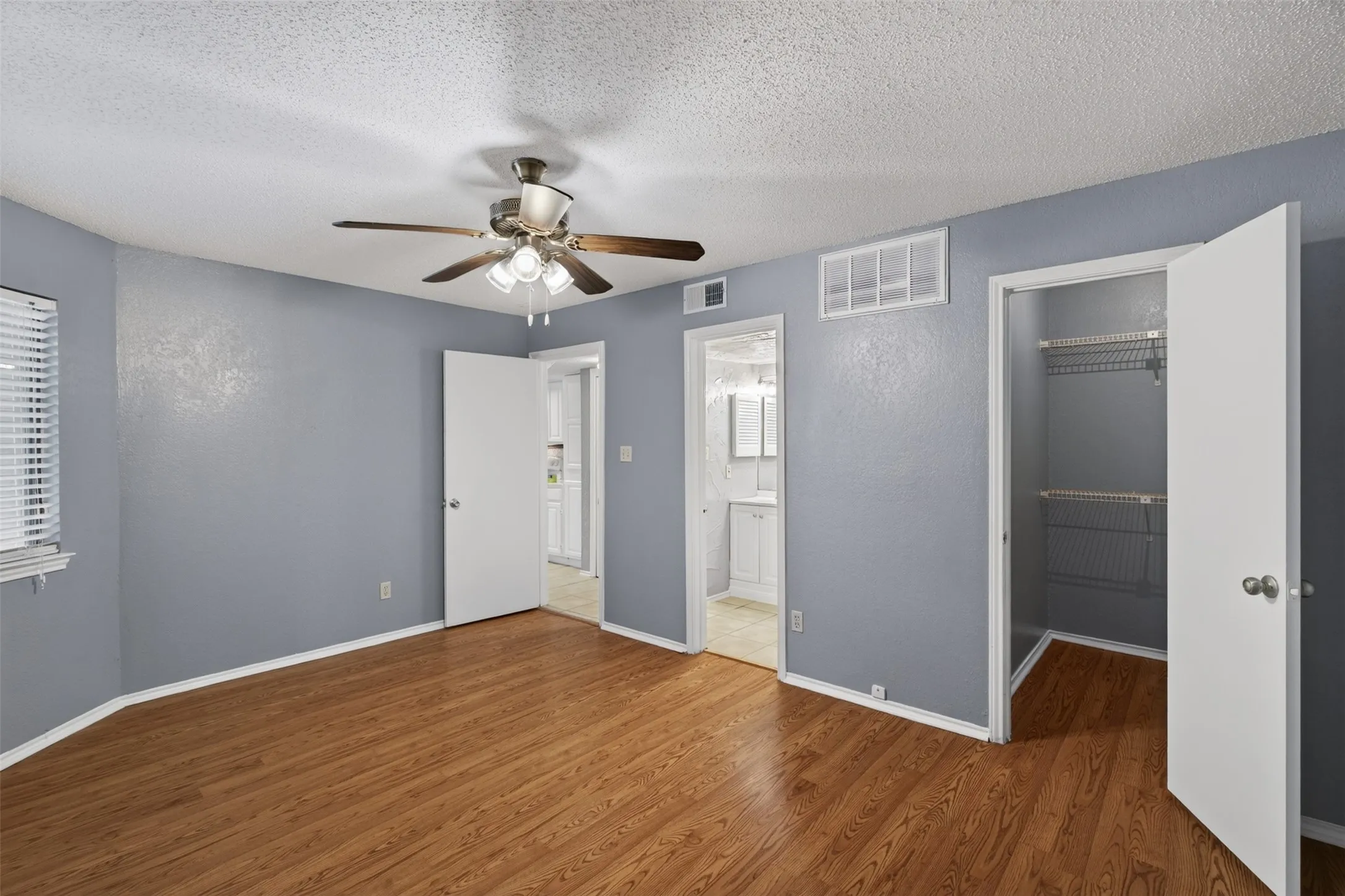 Condominium For Sale in Tarrant County , 2301 Balsam Drive M210, Arlington, Texas 76006, 2 Bedroom, 2 Bathroom, Garage spaces, 1,031 Sqft, built in 1983, mls#21399519, Real Estate Agent in Arlington, Homes For Sale in Tarrant county, Homes For Sale in Arlington, Realtor in Arlington Texas, Real Estate Brokerage Independent Realty Texas, Luminita Cordes Realtor