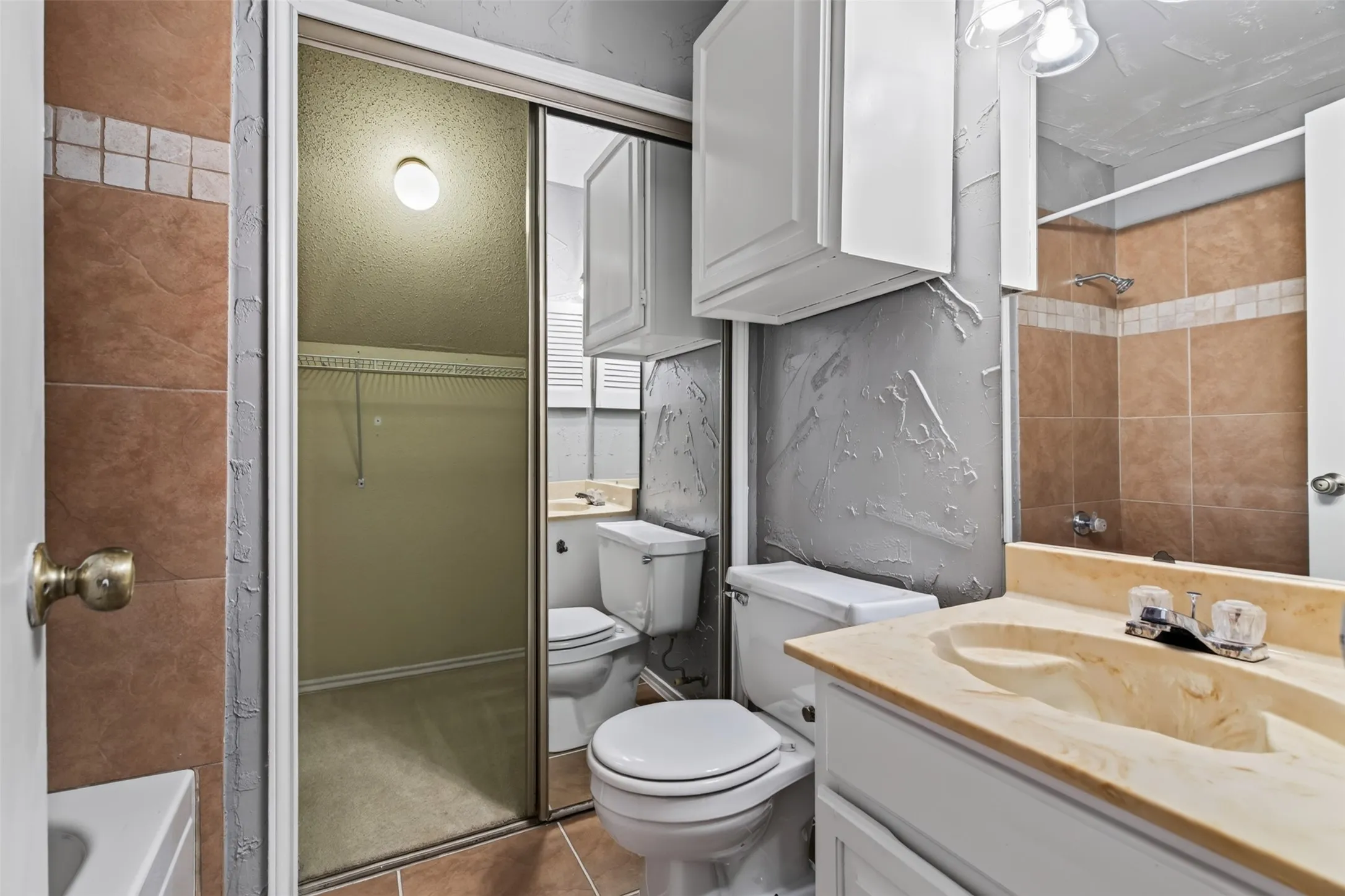 Condominium For Sale in Tarrant County , 2301 Balsam Drive M210, Arlington, Texas 76006, 2 Bedroom, 2 Bathroom, Garage spaces, 1,031 Sqft, built in 1983, mls#21399519, Real Estate Agent in Arlington, Homes For Sale in Tarrant county, Homes For Sale in Arlington, Realtor in Arlington Texas, Real Estate Brokerage Independent Realty Texas, Luminita Cordes Realtor