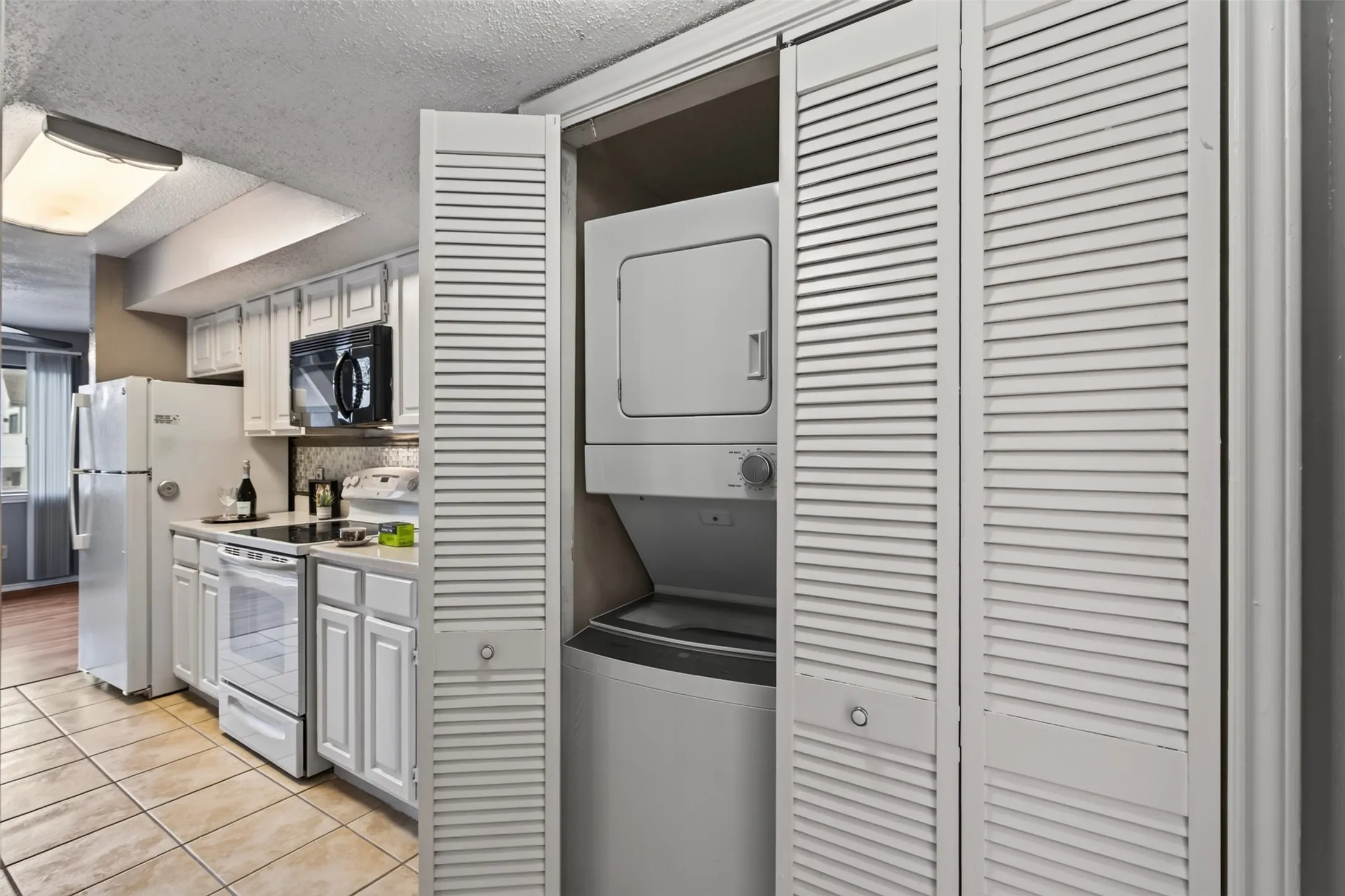 Condominium For Sale in Tarrant County , 2301 Balsam Drive M210, Arlington, Texas 76006, 2 Bedroom, 2 Bathroom, Garage spaces, 1,031 Sqft, built in 1983, mls#21399519, Real Estate Agent in Arlington, Homes For Sale in Tarrant county, Homes For Sale in Arlington, Realtor in Arlington Texas, Real Estate Brokerage Independent Realty Texas, Luminita Cordes Realtor