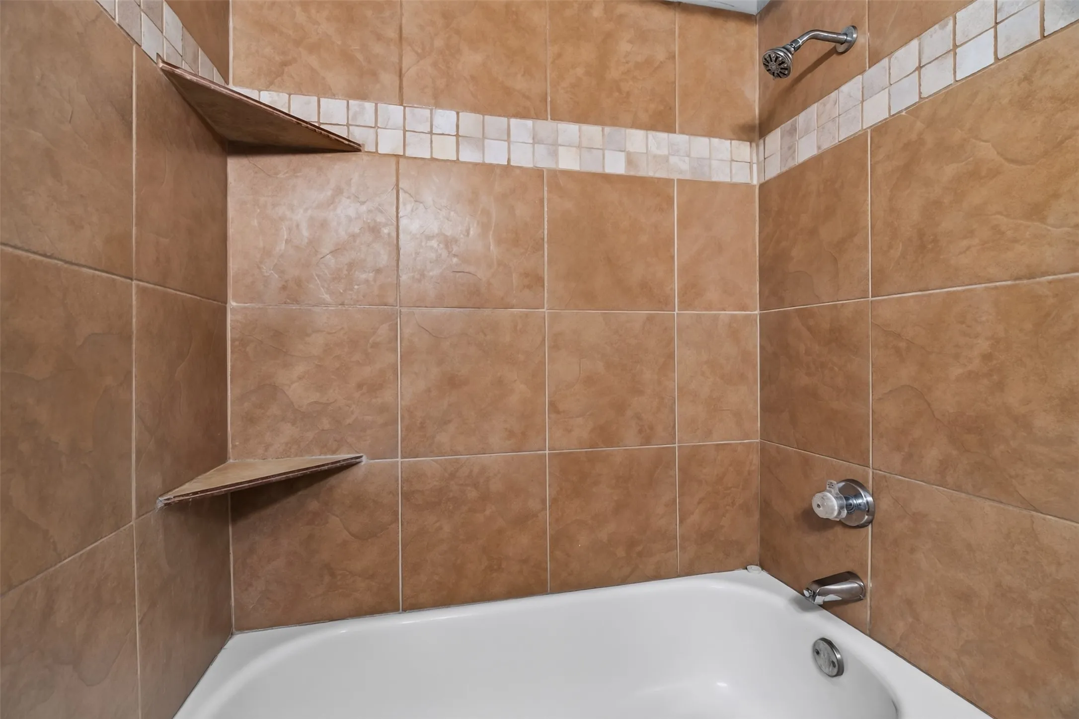 Condominium For Sale in Tarrant County , 2301 Balsam Drive M210, Arlington, Texas 76006, 2 Bedroom, 2 Bathroom, Garage spaces, 1,031 Sqft, built in 1983, mls#21399519, Real Estate Agent in Arlington, Homes For Sale in Tarrant county, Homes For Sale in Arlington, Realtor in Arlington Texas, Real Estate Brokerage Independent Realty Texas, Luminita Cordes Realtor