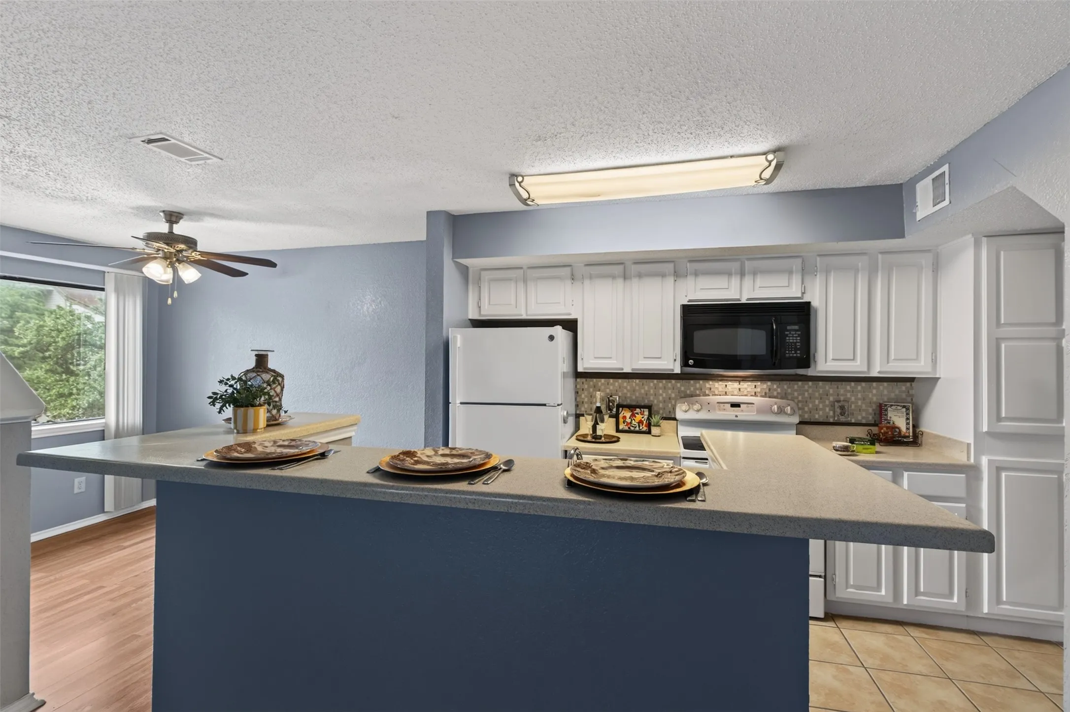 Condominium For Sale in Tarrant County , 2301 Balsam Drive M210, Arlington, Texas 76006, 2 Bedroom, 2 Bathroom, Garage spaces, 1,031 Sqft, built in 1983, mls#21399519, Real Estate Agent in Arlington, Homes For Sale in Tarrant county, Homes For Sale in Arlington, Realtor in Arlington Texas, Real Estate Brokerage Independent Realty Texas, Luminita Cordes Realtor