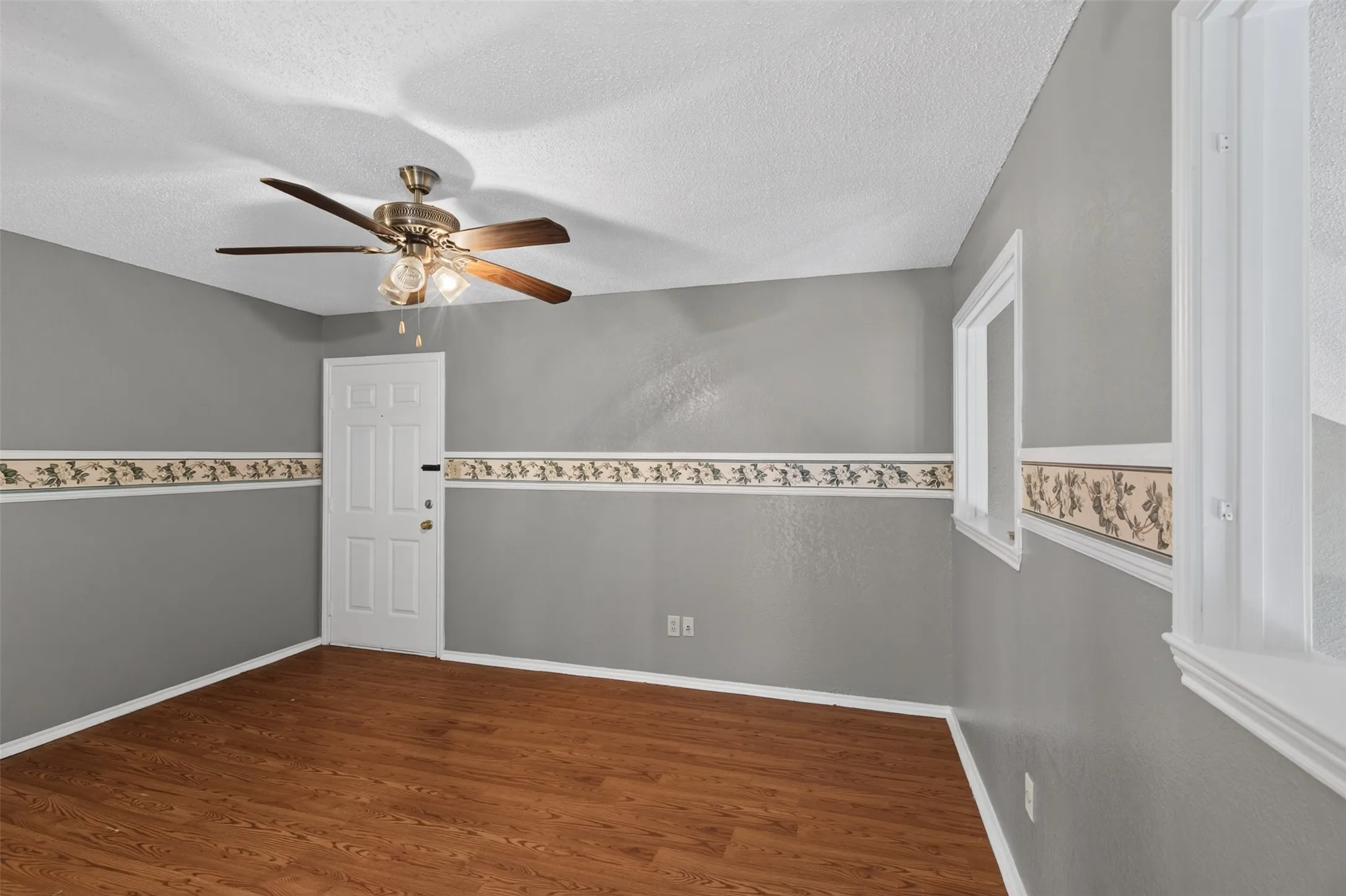 Condominium For Sale in Tarrant County , 2301 Balsam Drive M210, Arlington, Texas 76006, 2 Bedroom, 2 Bathroom, Garage spaces, 1,031 Sqft, built in 1983, mls#21399519, Real Estate Agent in Arlington, Homes For Sale in Tarrant county, Homes For Sale in Arlington, Realtor in Arlington Texas, Real Estate Brokerage Independent Realty Texas, Luminita Cordes Realtor